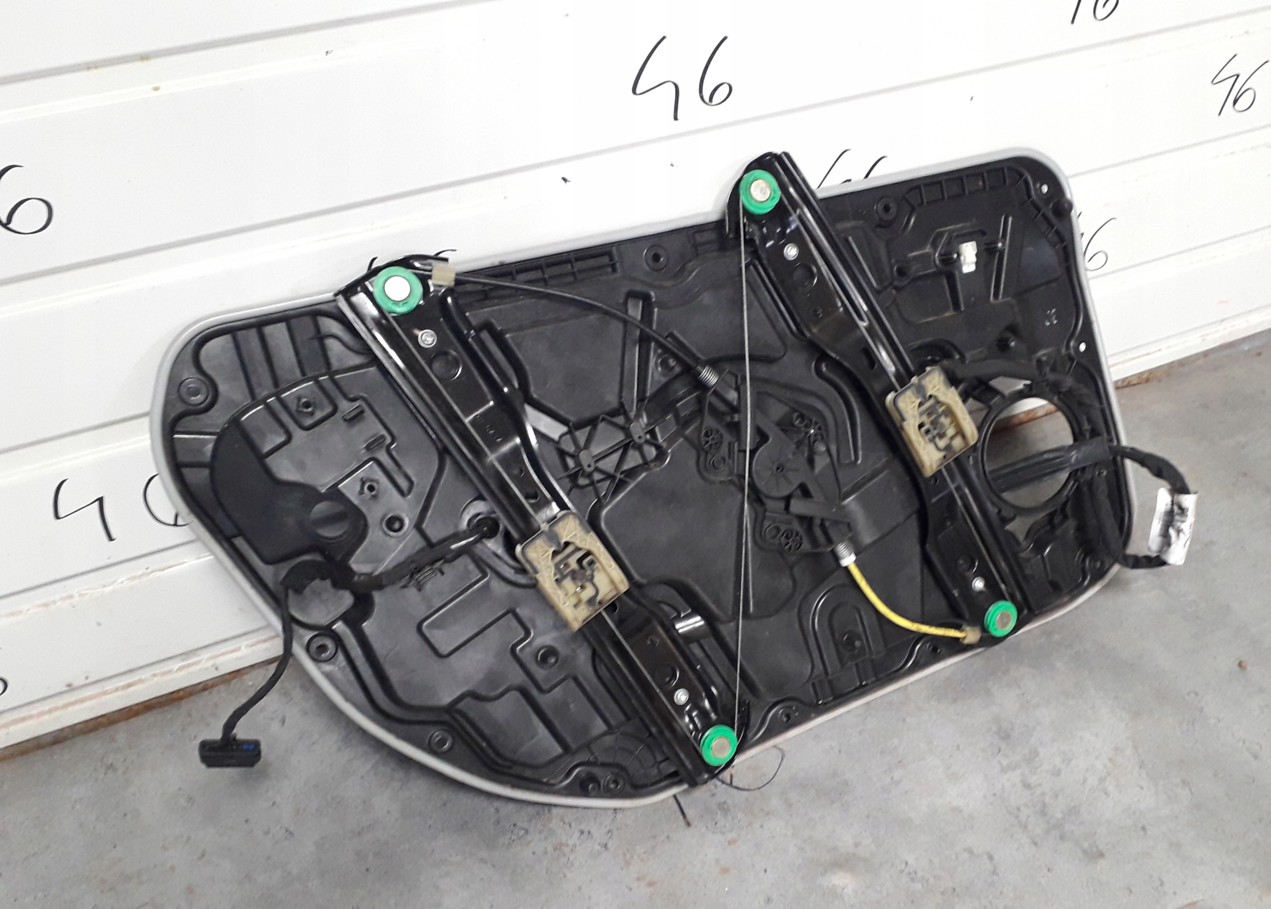 VOLVO V40 II PODNOŚNIK SZYBY PRZÓD PRAWY KPL. Typ samochodu Samochody osobowe