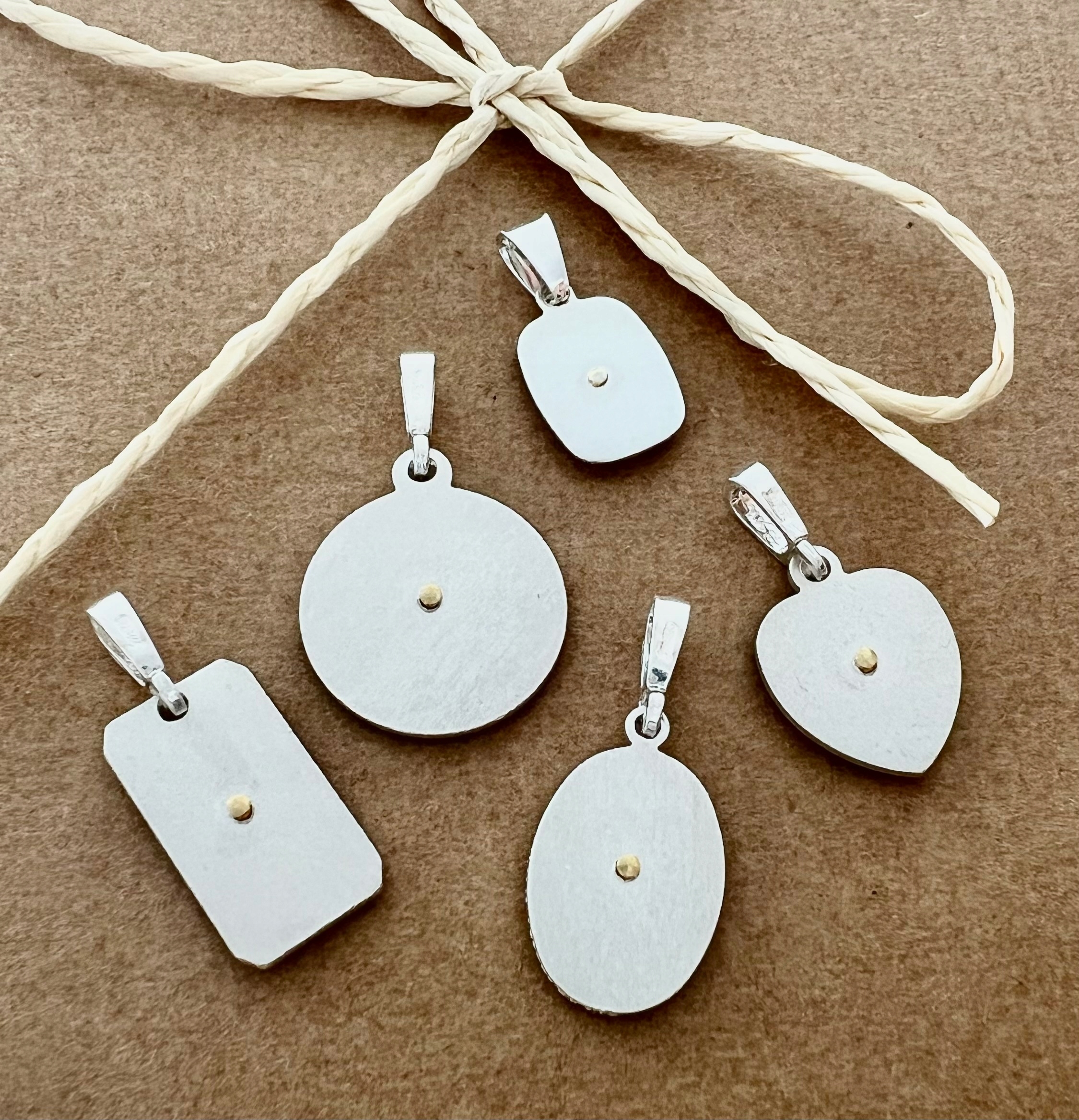 SREBRNY ZESTAW KOMUNIJNY ŁAŃCUSZEK Z MEDALIKIEM MATKA BOSKA CZĘSTOCHOWSKA Motyw inny