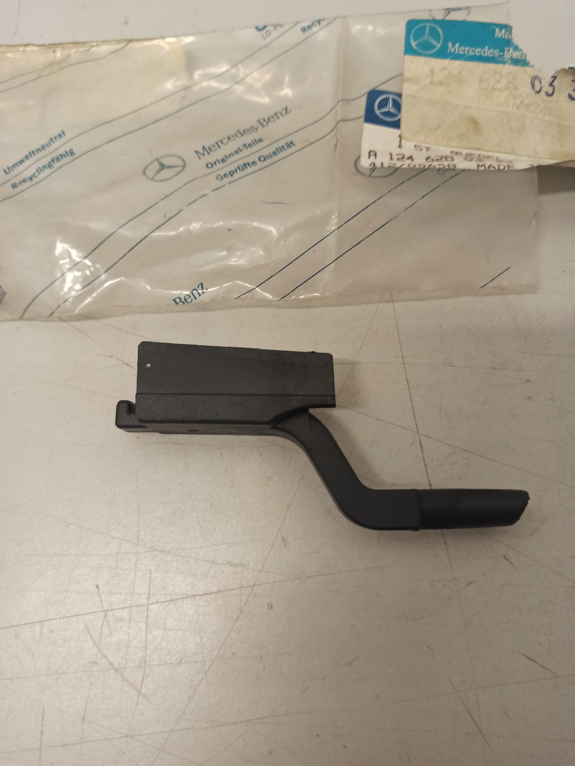 WSPORNIK PRZEPUSTU KABLOWEGO MERCEDES W124 ASO