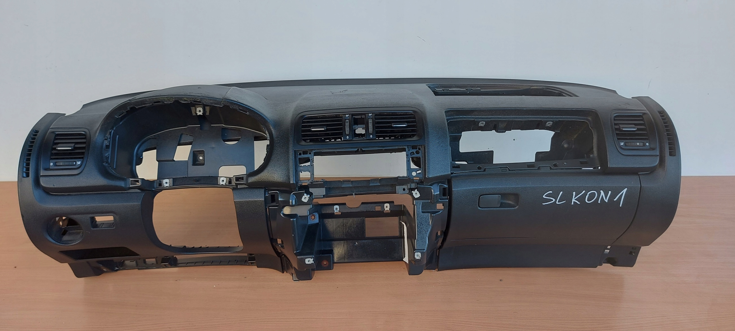 5J1857069B - SKODA FABIA 2 II ДОШКА КОНСОЛЬ РЕШІТКИ БАРДАЧОК ORG