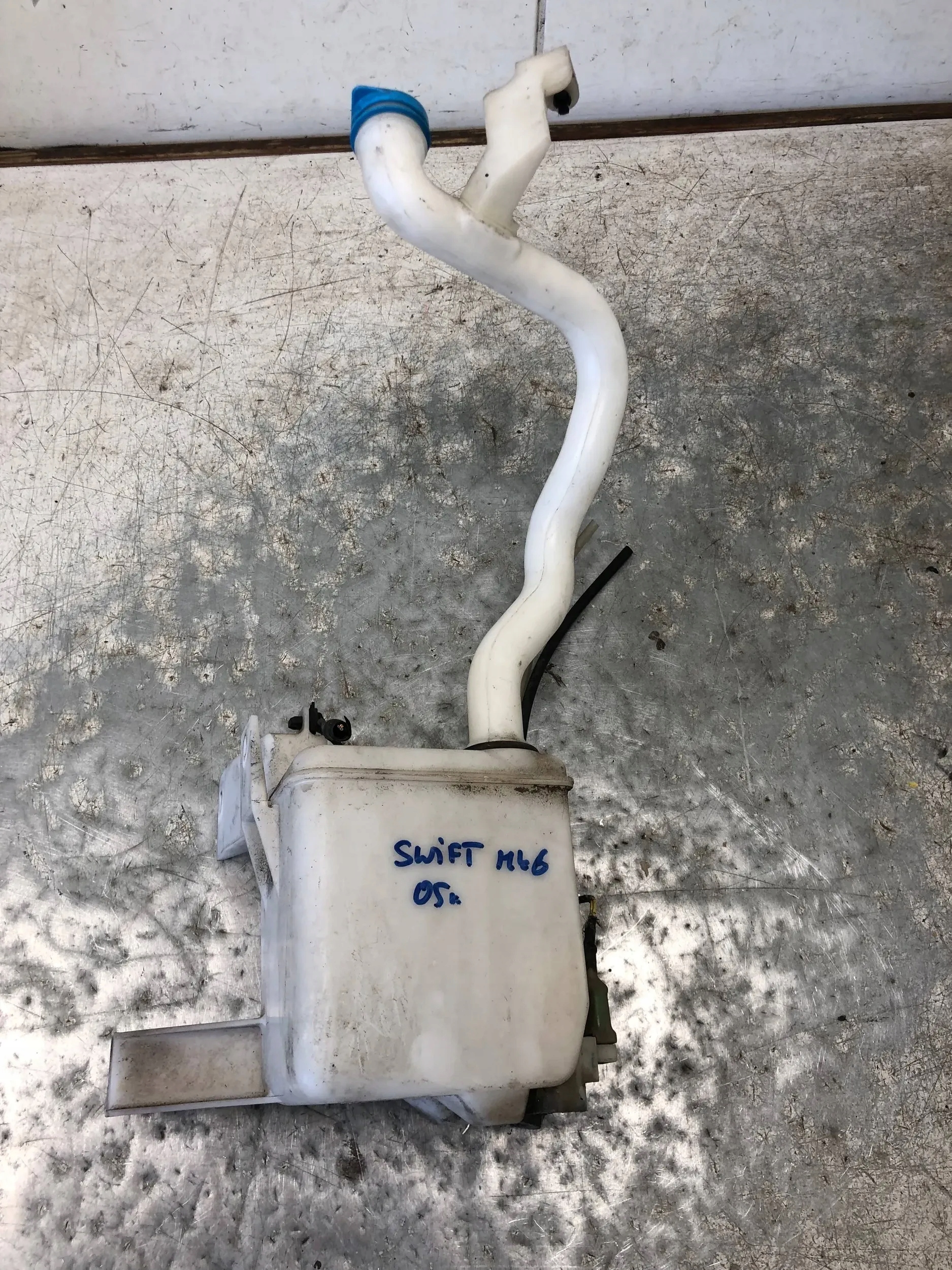 washer fluid tank SUZUKI SWIFT MK6