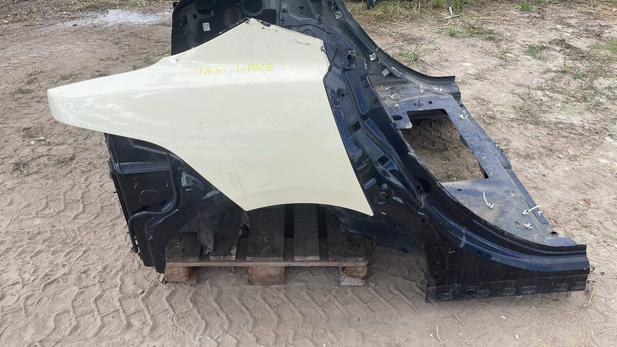 quarter rear fender side rear part side right Jaguar and-Pace x590