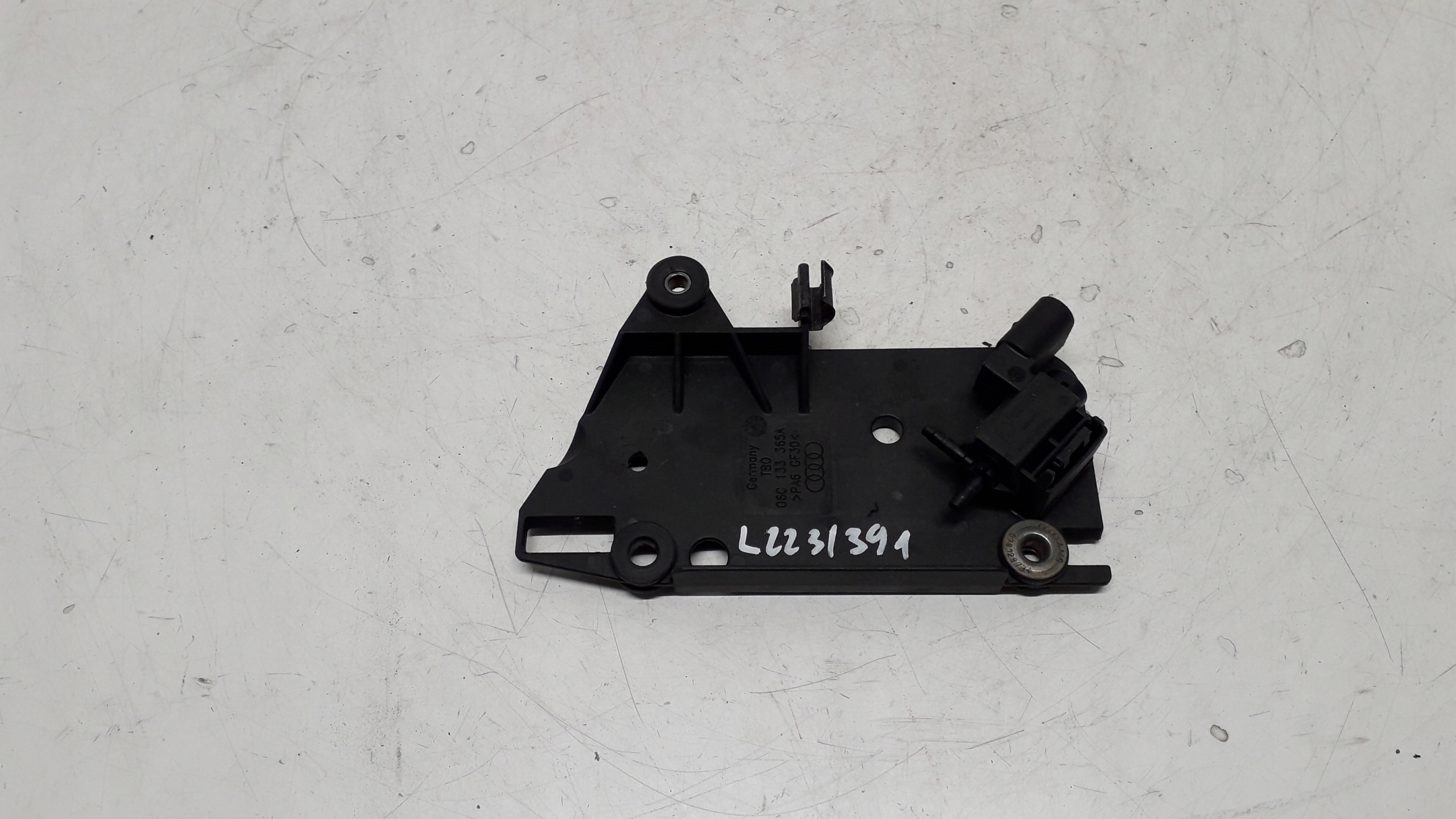 AUDI A4 B6 кріплення електромагнітний клапан 06C133365A