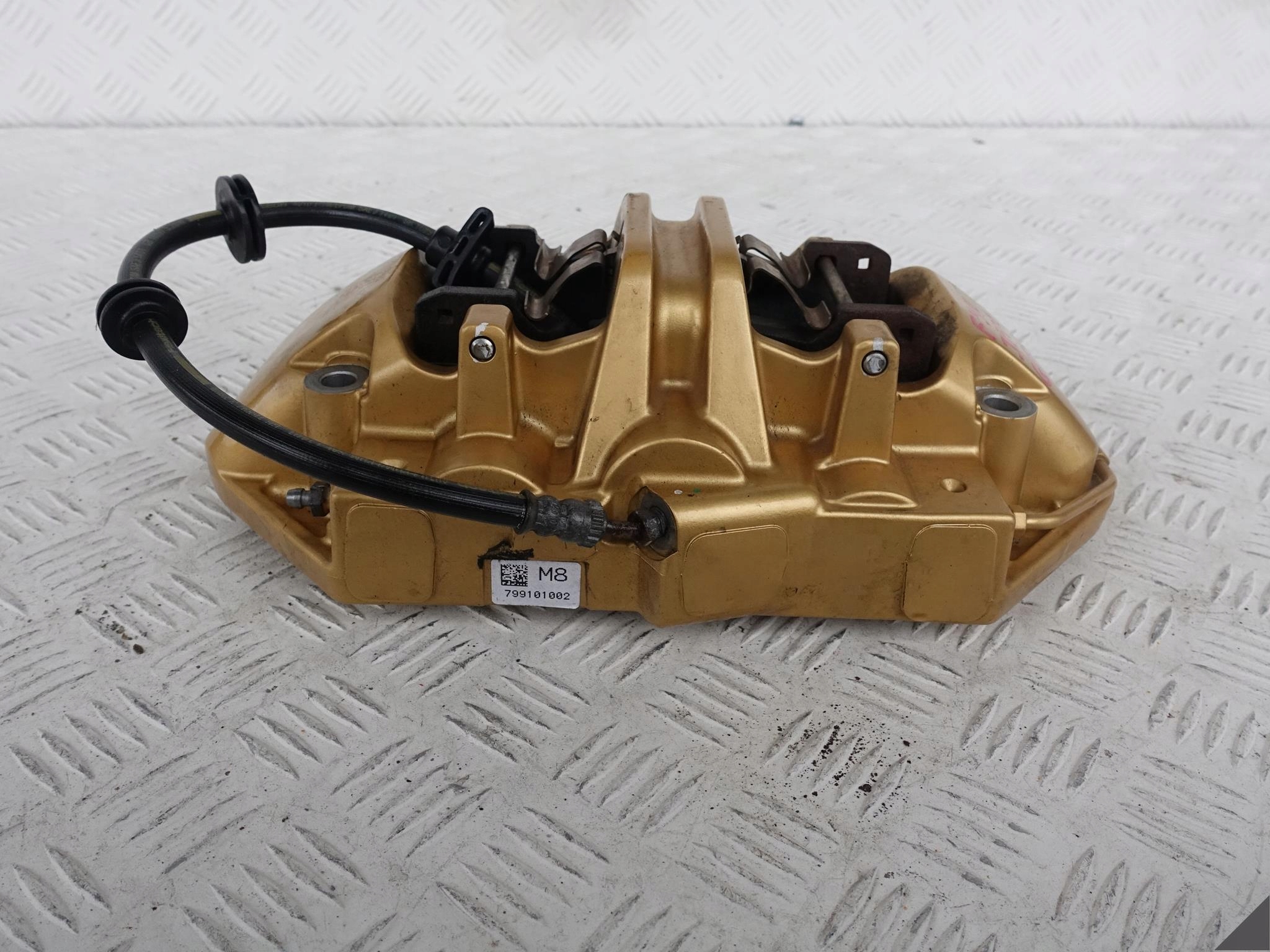 BMW M5 F90 KERAMIK GOLD třmen+plotýnky pravý předek