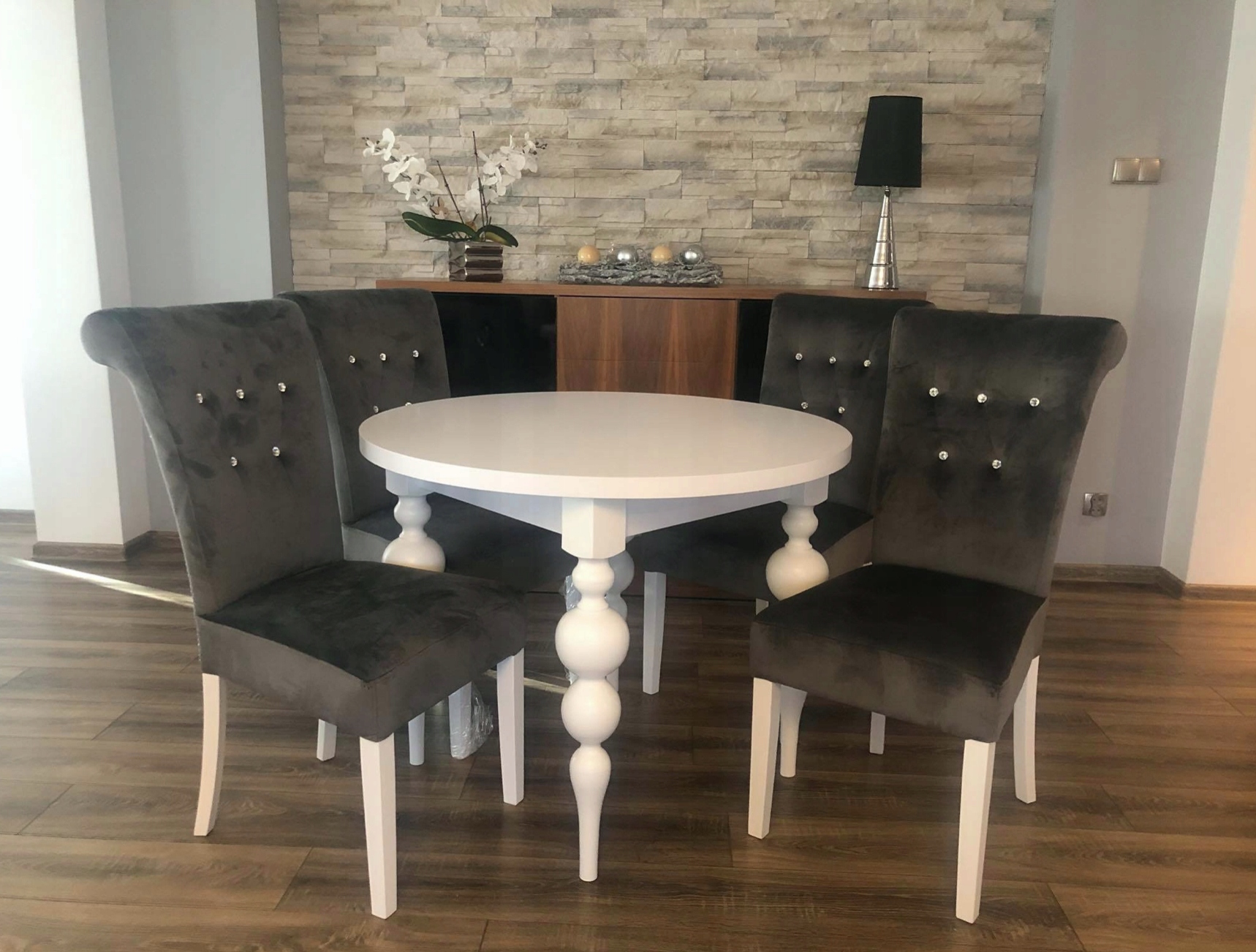 Stół okrągły tłoczone nogi kule zdobiony biały