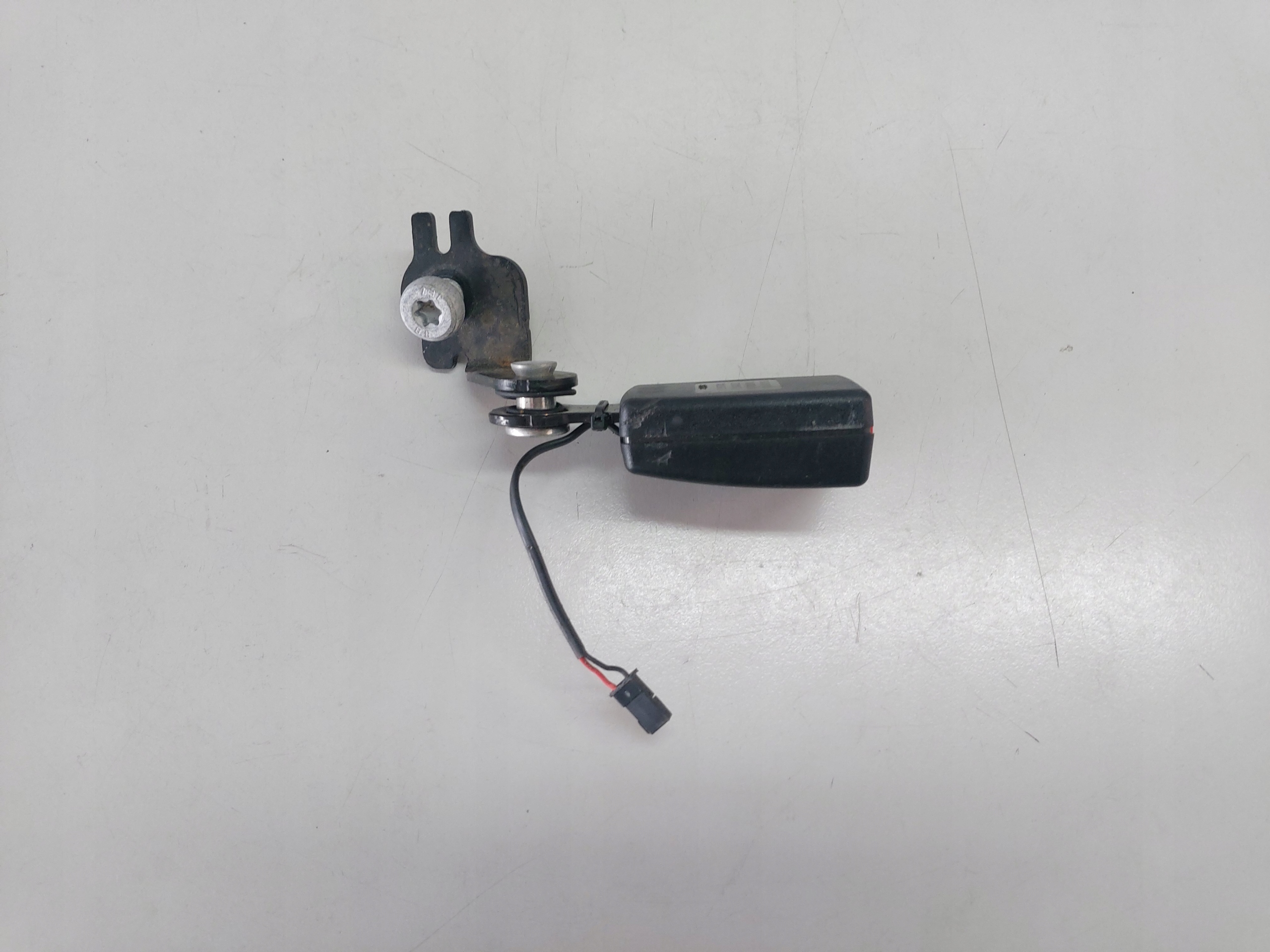 MINI COOPER ONE F56 защелка ремня левый зад 736206904