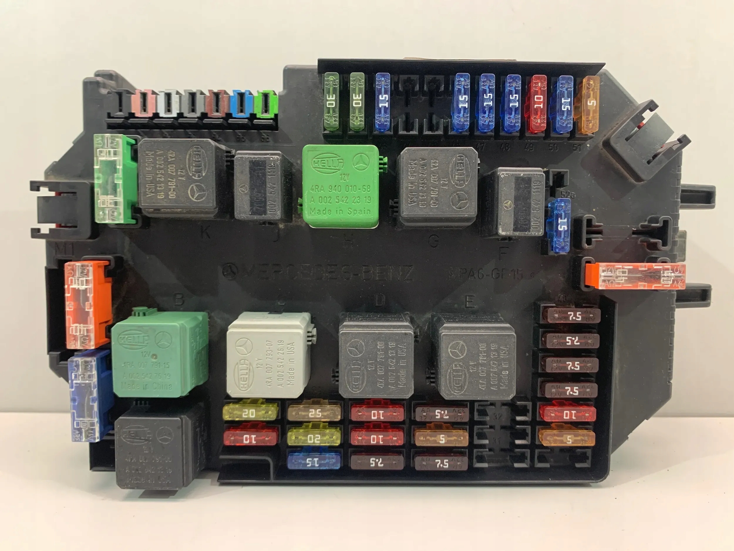 MERCEDES S W221 SKRZYNKA BEZPIECZNIKÓW A2215404650