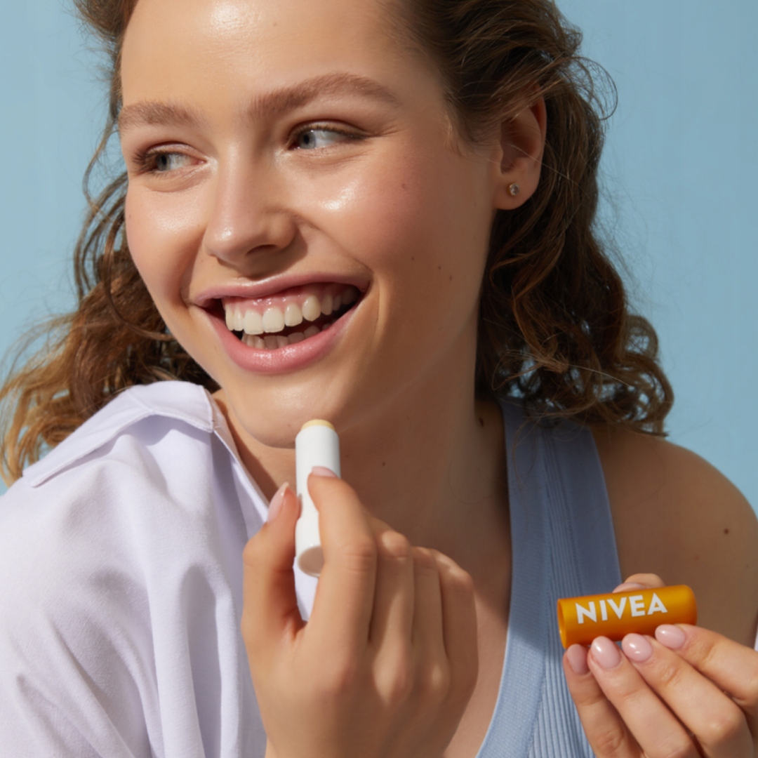 NIVEA SUN Pomadka ochronna nawilżająca do ust z filtrem uv SPF50 5,5ml Właściwości ochrona przed słońcem