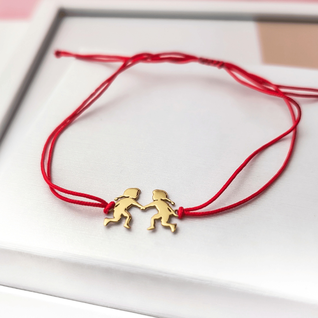 Zlatý náramek na provázku s motivem dvou dívek – pr. 585