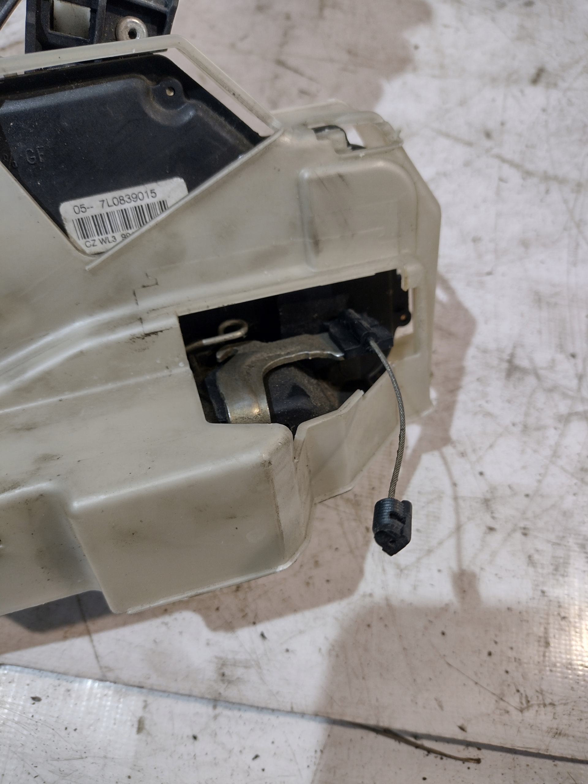 lock door left rear part Porsche Cayenne and 7L0839015
