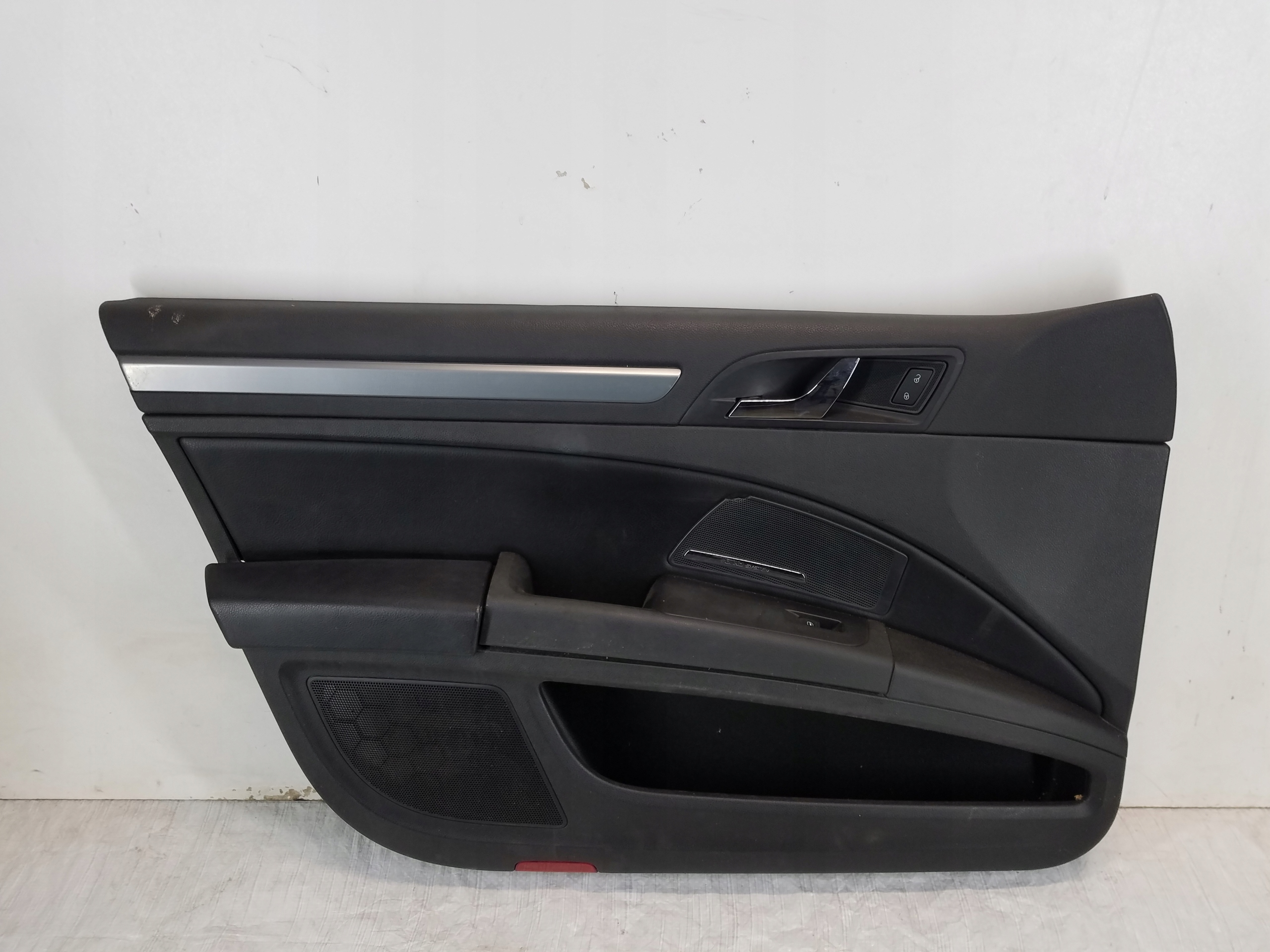 TAPICERKA BOCZEK DRZWI LEWY SOUND SYSTEM PRZÓD SKODA SUPERB II