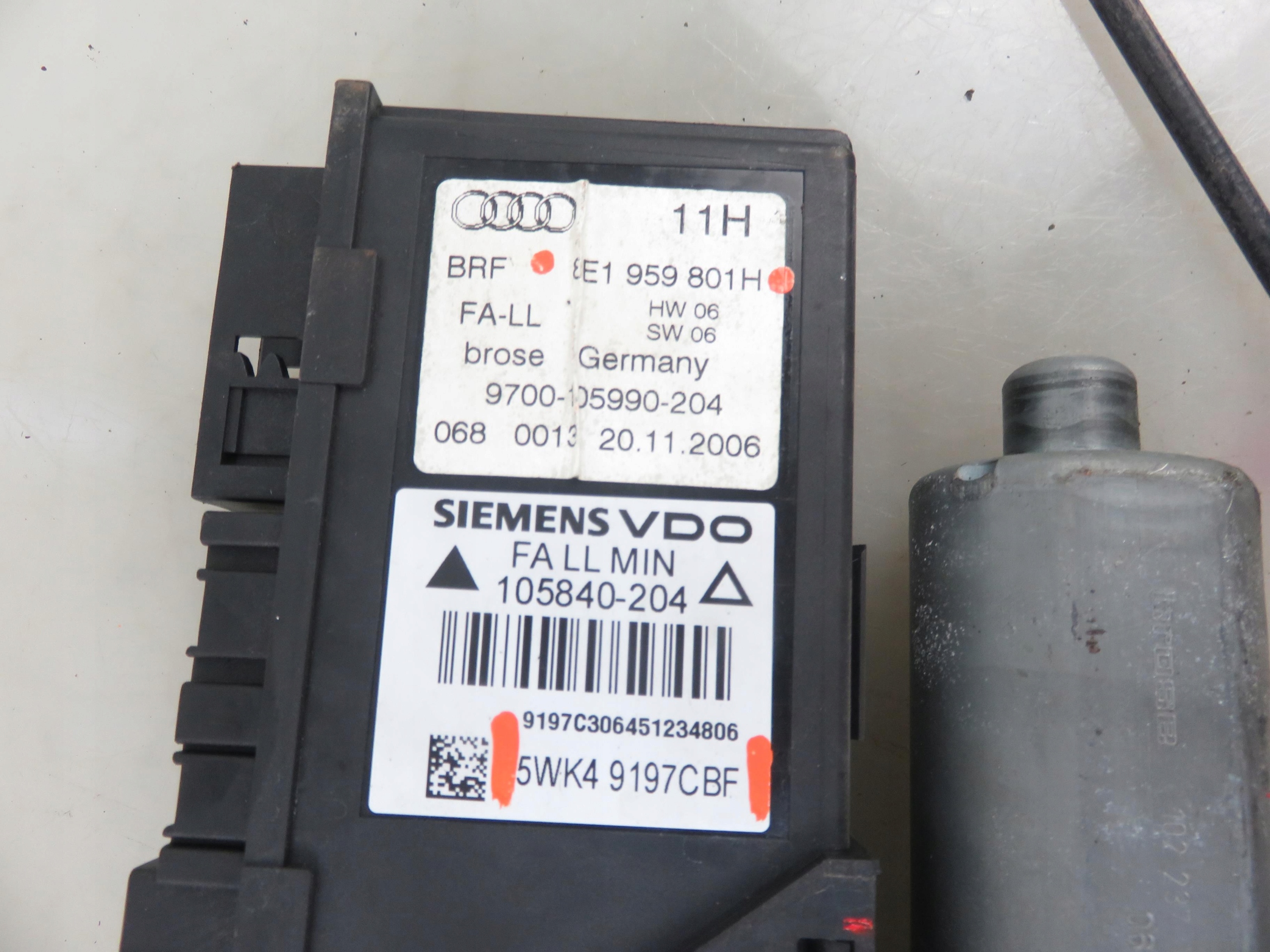 PODNOŚNIK SZYBY LEWY PRZEDNI AUDI A4 B7 8E1959801H 5WK49197CBF Typ samochodu Samochody osobowe