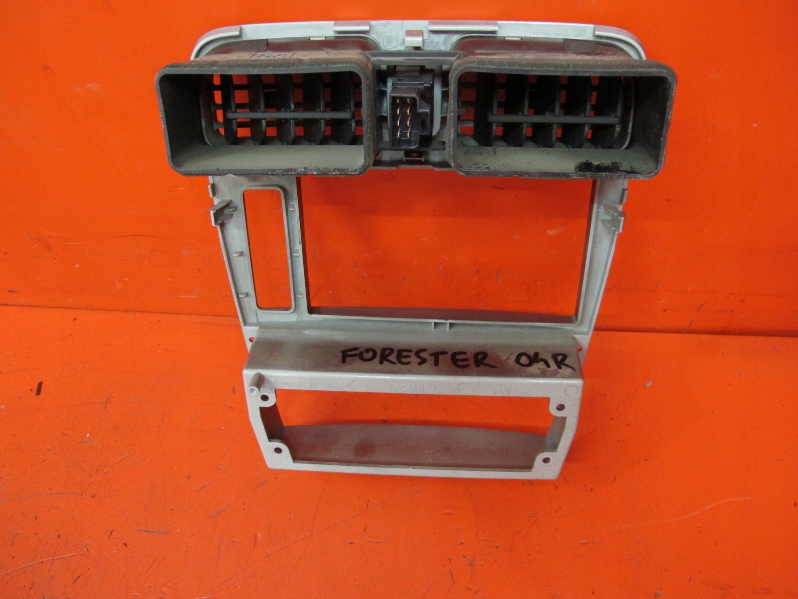 SUBARU FORESTER 2 II SG frame central RADIA consoles grid air conditioning devices