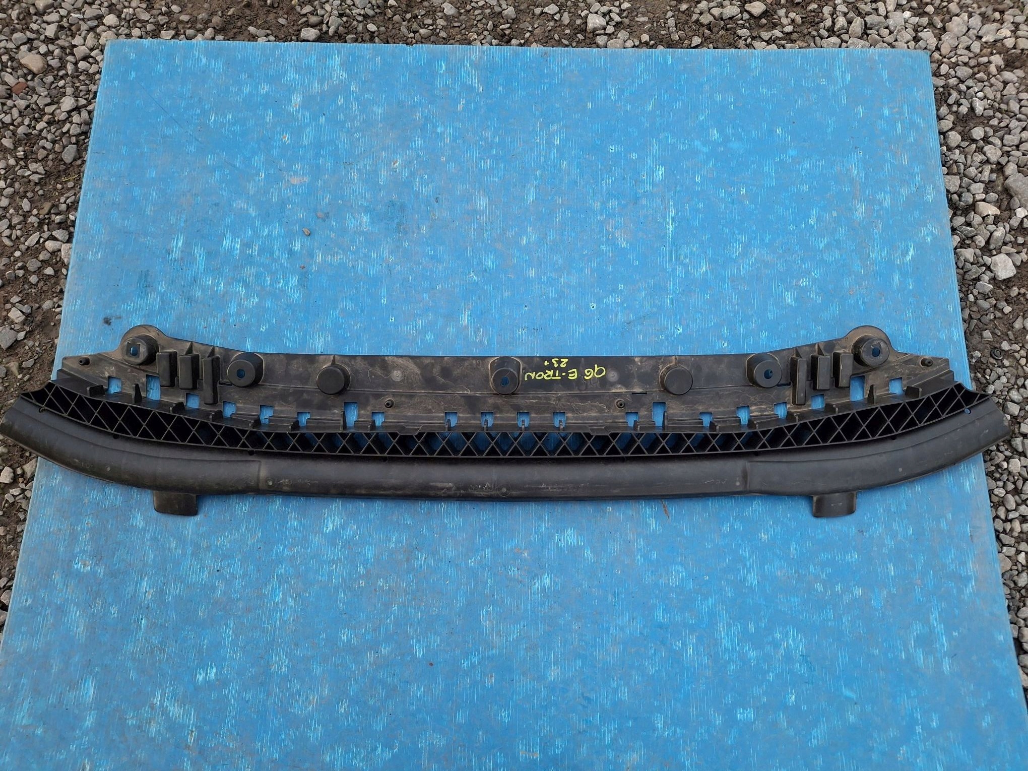 pillar below front bumper cover AUDI Q6 E-TRON 2023R->