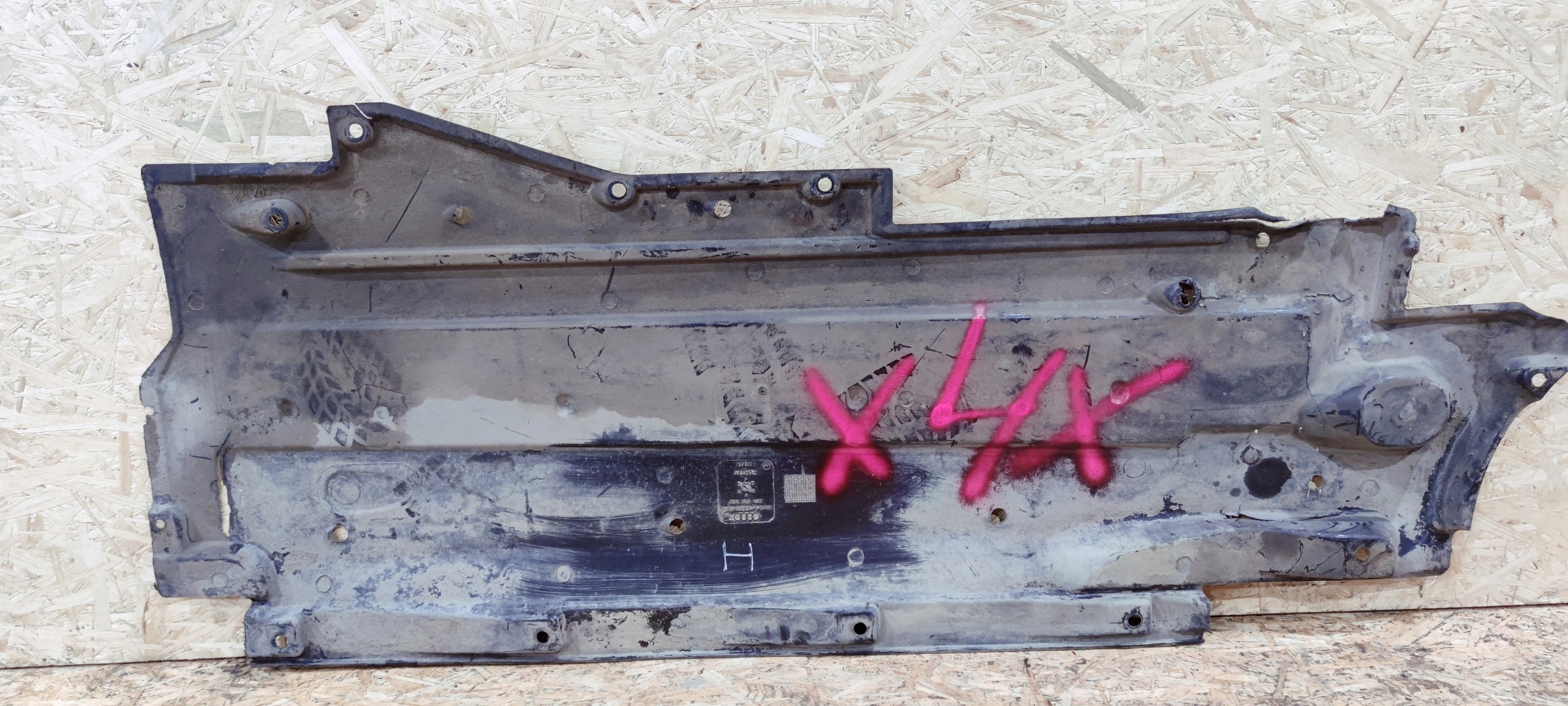 *4* - Кришка шасі права AUDI A6 C6 4f0825208h * 4*