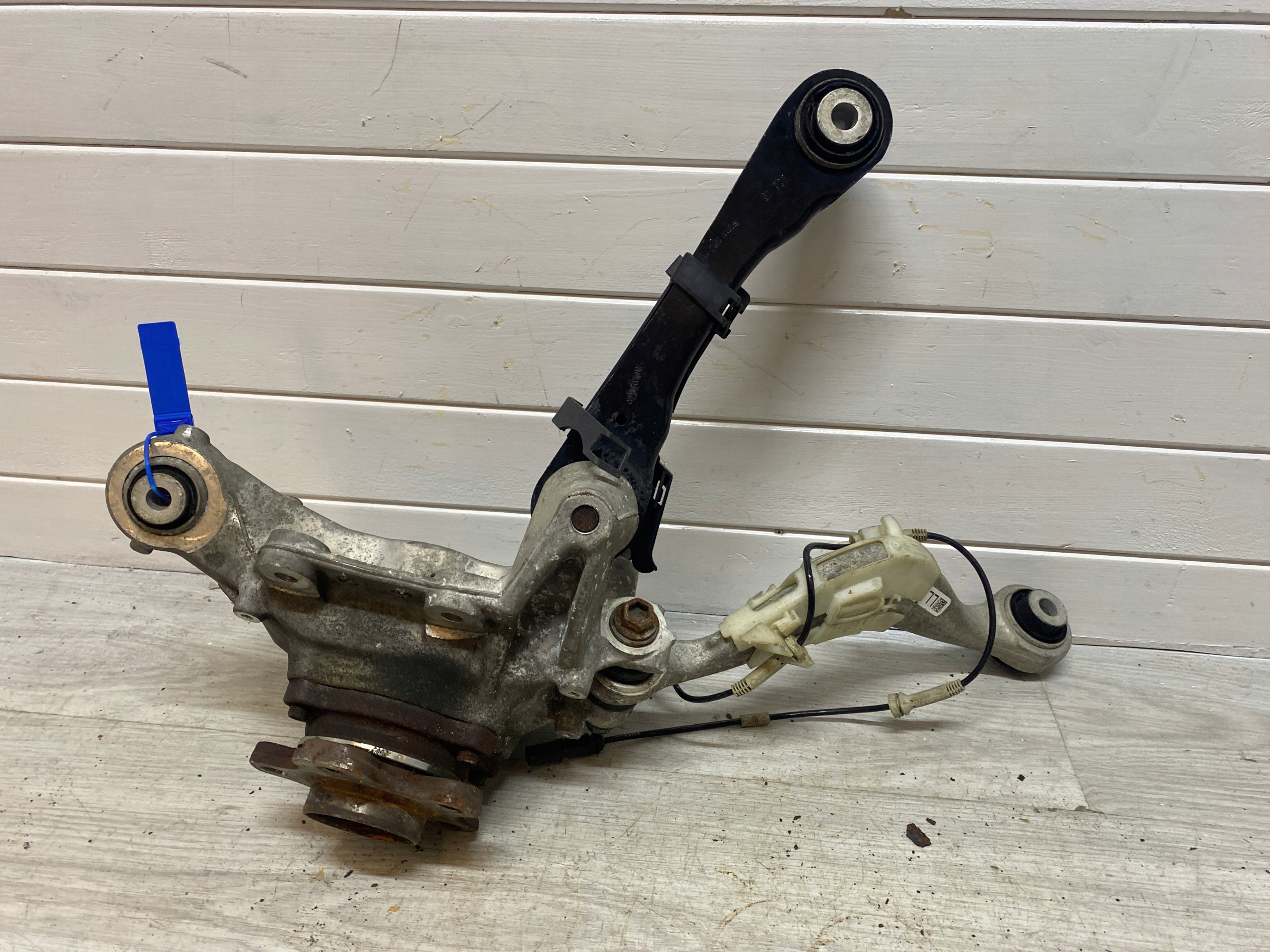 otoč ramene levý záď BMW G30 4091563