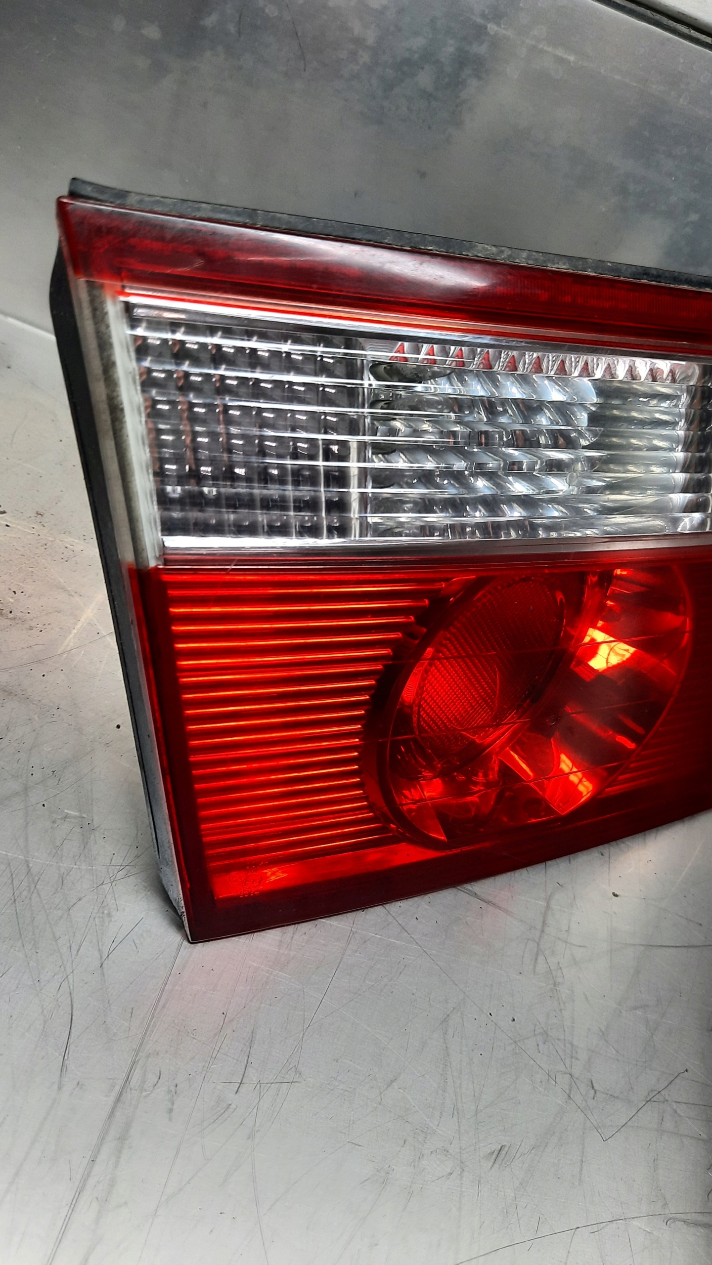 фонарь левый крышка багажника kia CARENS II