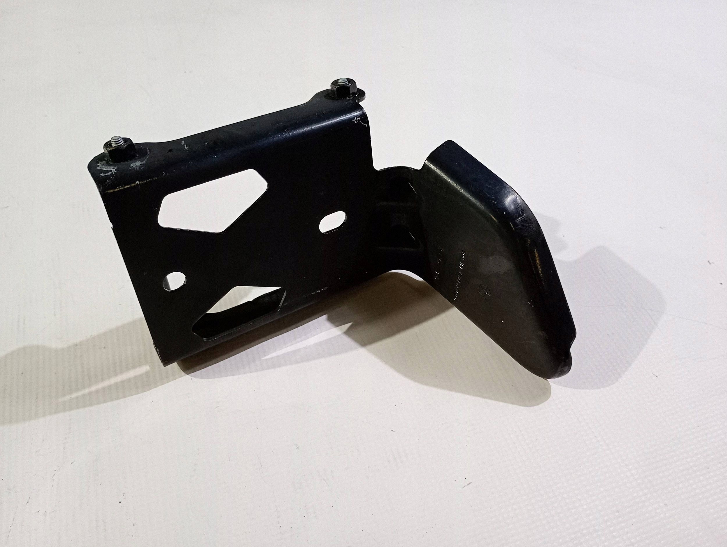 holder bracket kiel siders of a bumper right side Dodge Challenger 2015