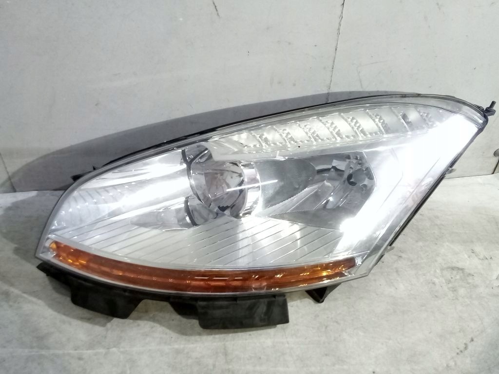 Citroen C4 Picasso and 1 light left front front