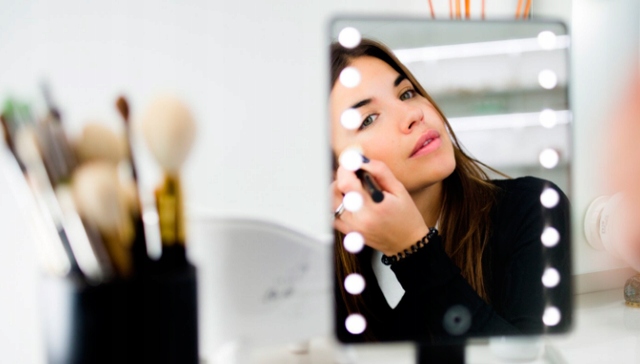 PODŚWIETLANE LUSTRO KOSMETYCZNE LED DO MAKIJAŻU Typ lustra uchylne