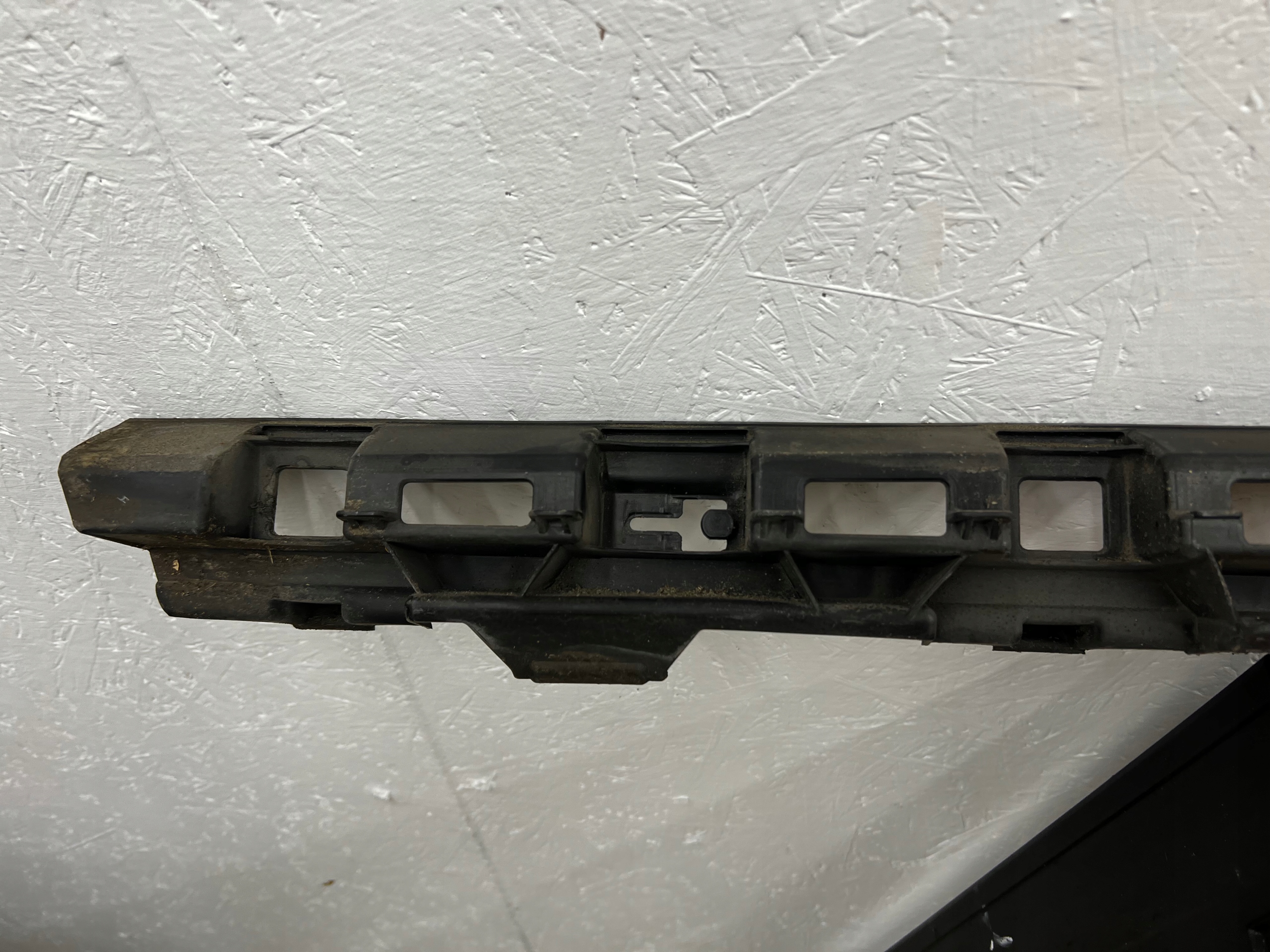 support holder mouldings PROGOWEJ left VW PASSAT B8 3G0853945