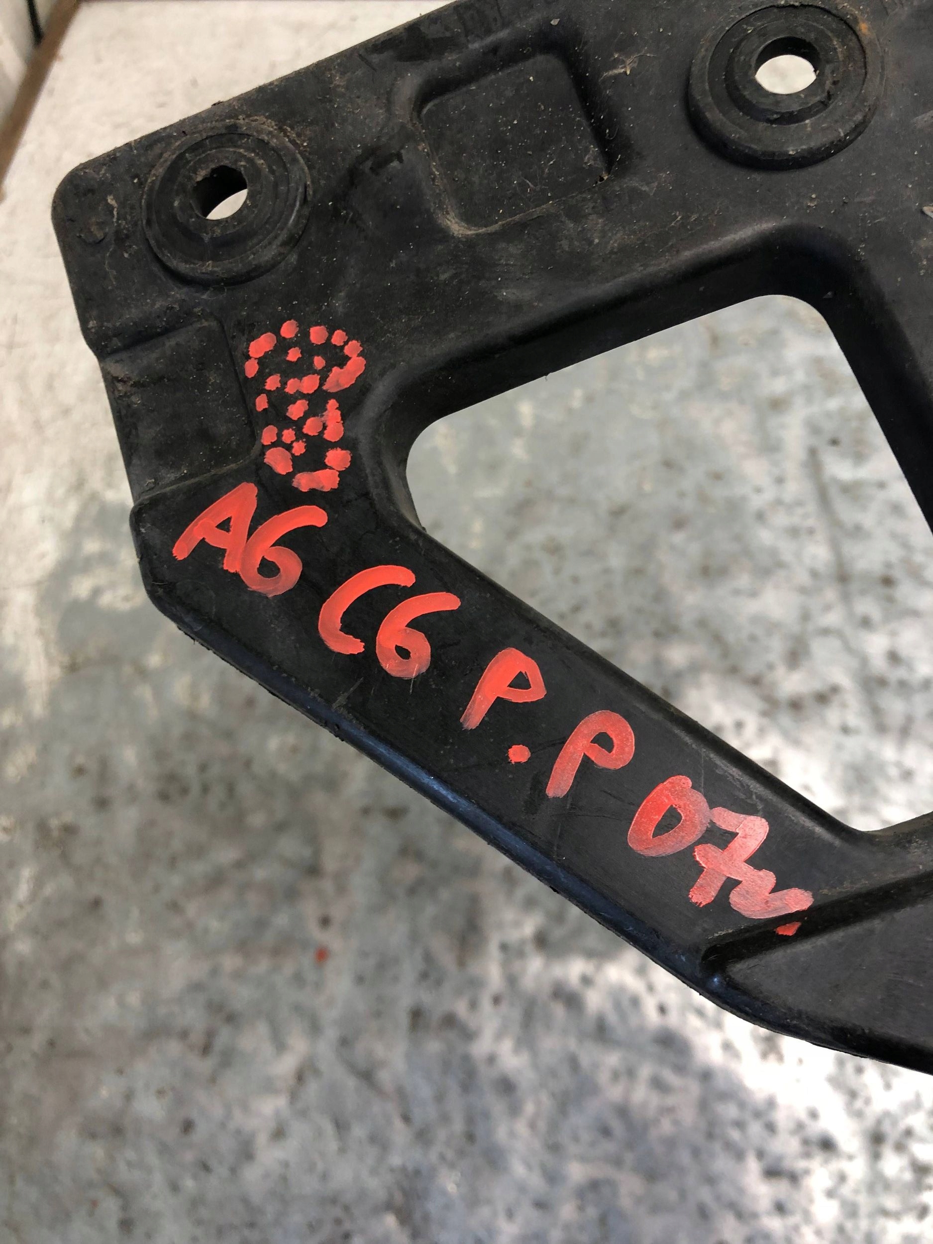 bumper bracket right front AUDI A6 C6 4F0807228