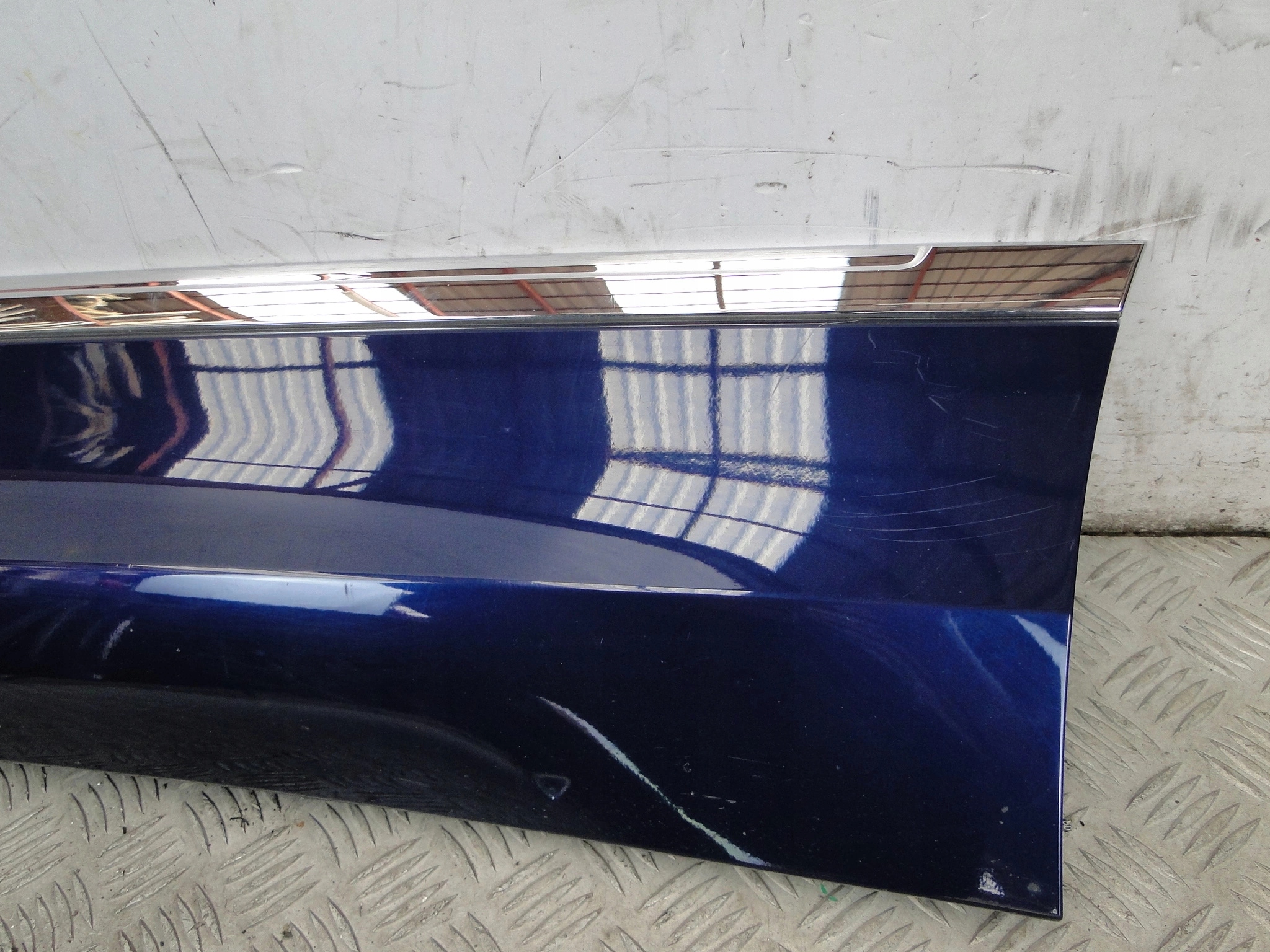 LISTWA DRZWI TYŁ VW TIGUAN 5NA R-LINE LC5B 5NA854950M 5NA854949M CENA ZA 1 Numery katalogowe zamienników 5NA854950M 5NA854949M