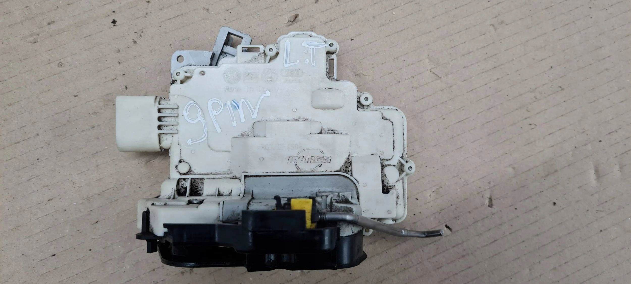A6 C6 LIFT lock door left rear part 9PIN 4F0839015A