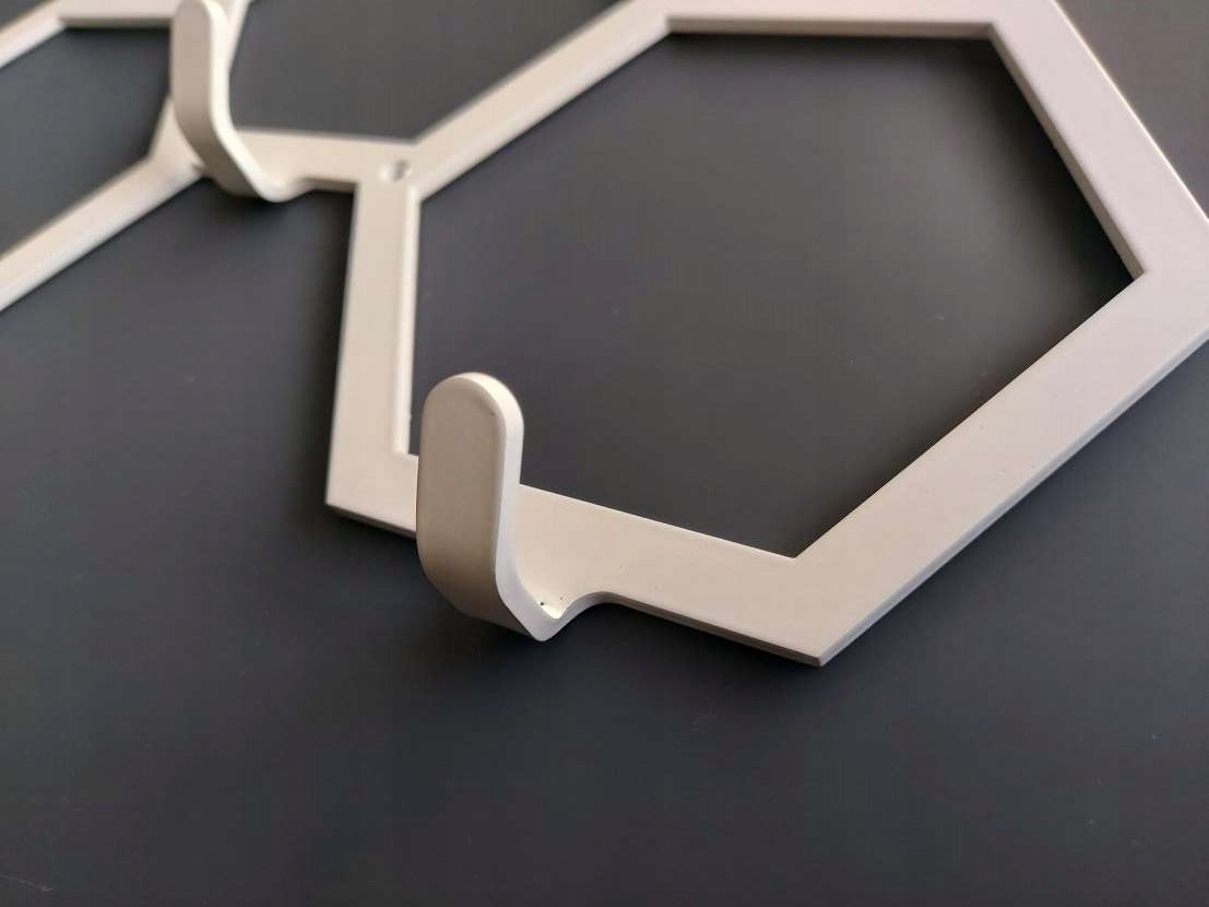 Wieszak ścienny na ubrania hexagon biały metalowy Wysokość mebla 18 cm