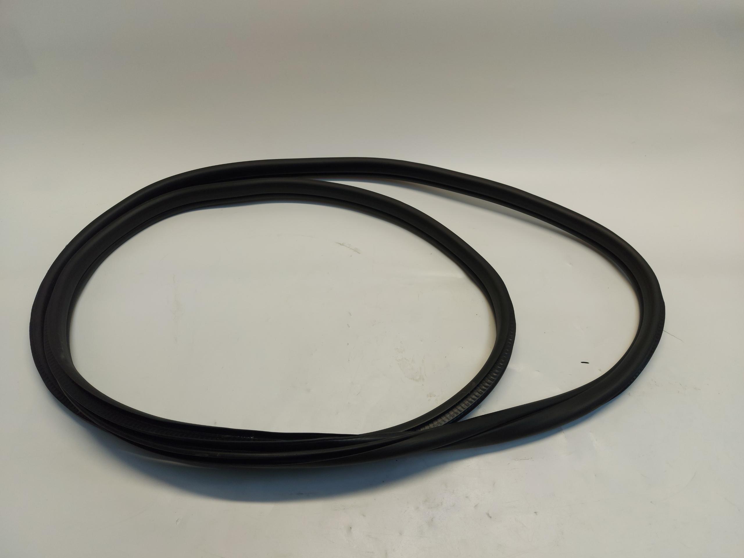BMW U06 200i těsnění dveře předek levá