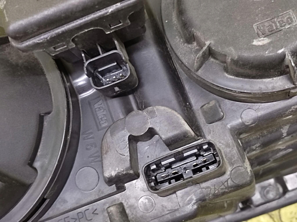 RENAULT LAGUNA II REFLEKTOR light left front XENON 7701474502
