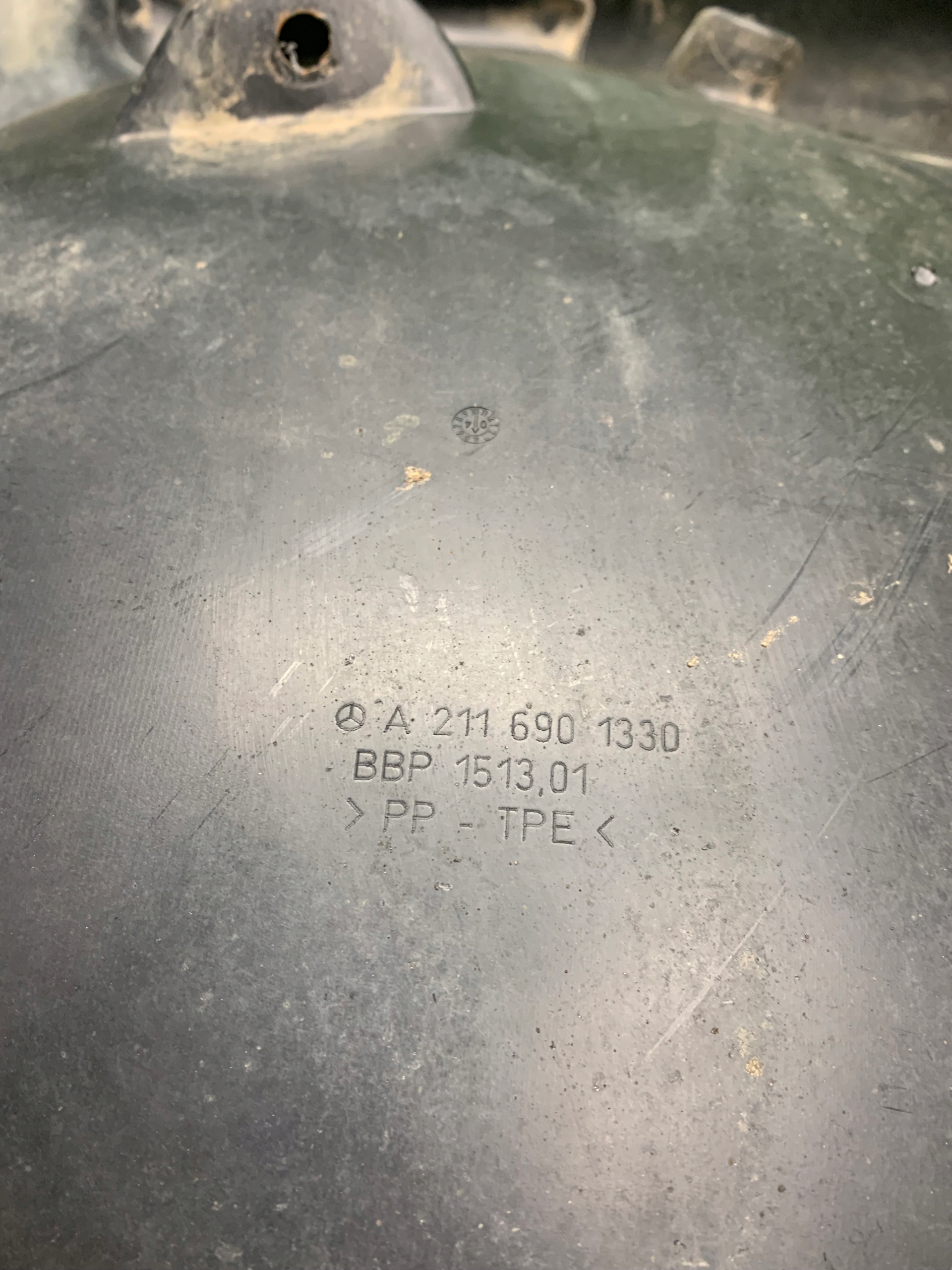 mudguard front front left Mercedes W211 A2116901330 A2116980130