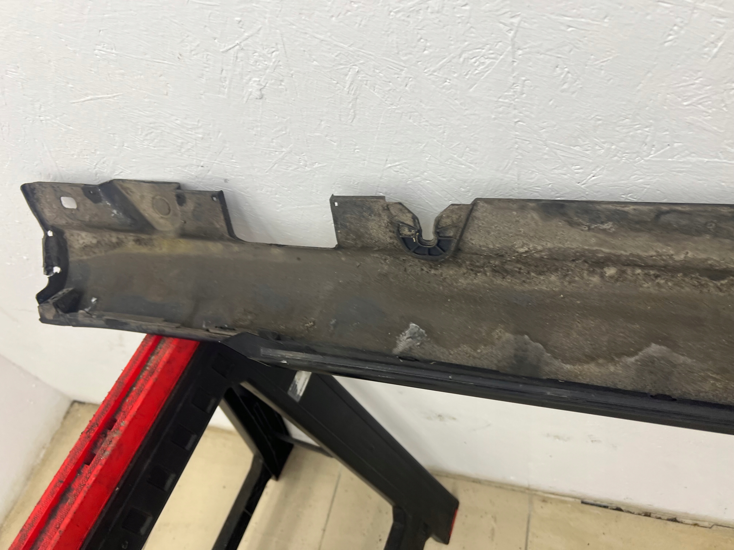 MERCEDES W205 KOMBI moulding threshold cap left colour: 040 W colour
