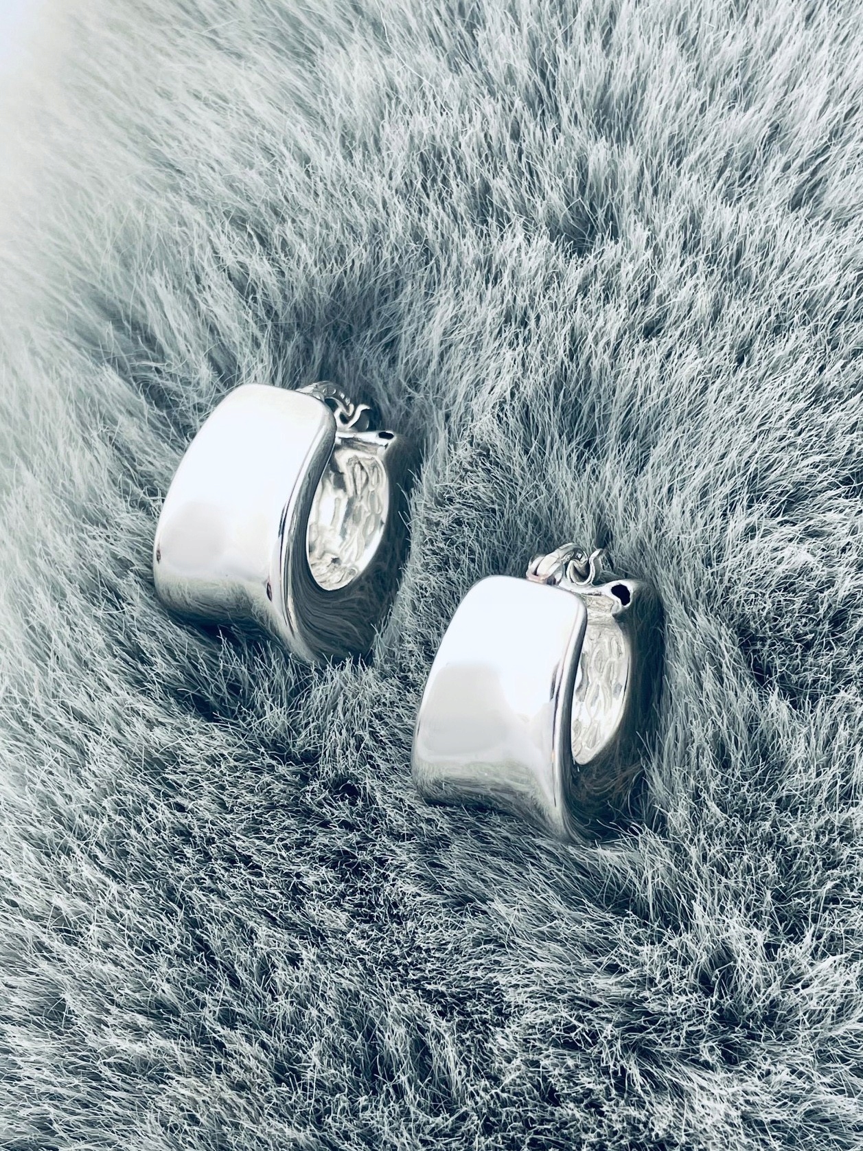 Stříbrné náušnice s širokými kolečky, hladké, leštěné