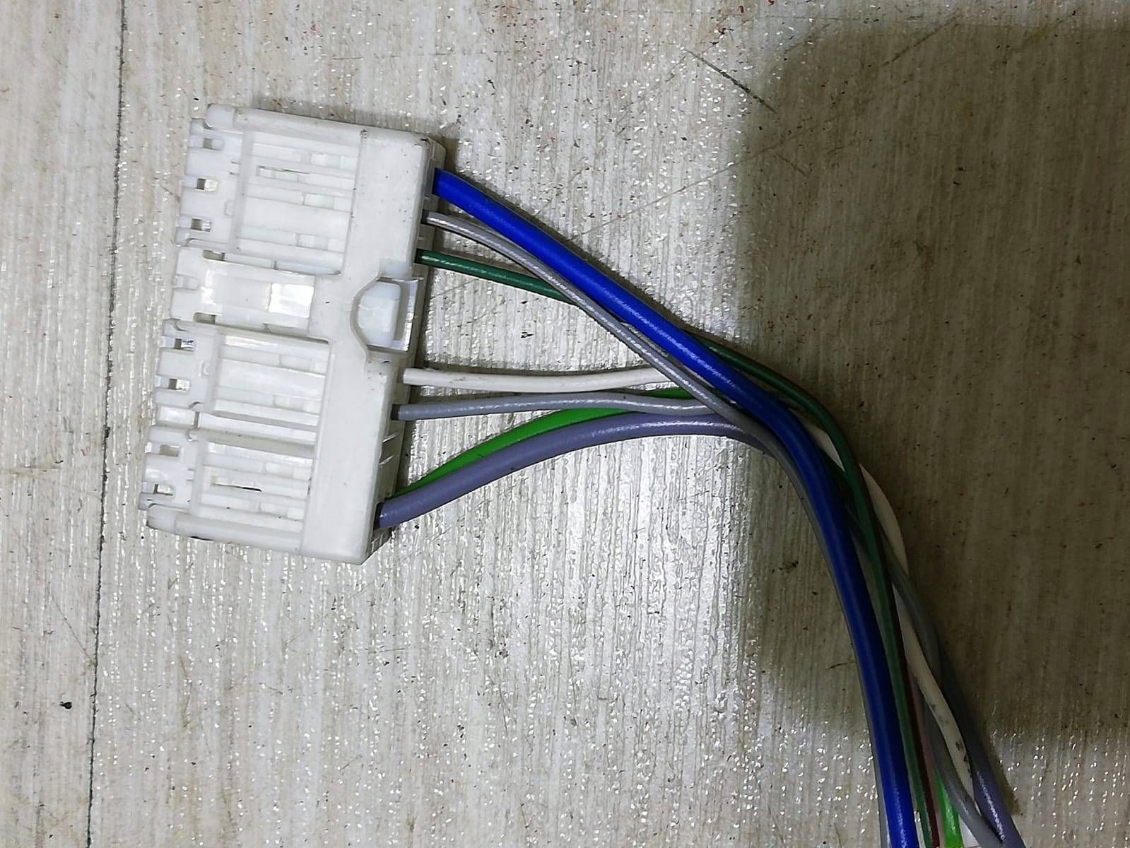 connecting spoiler wiazki door tylnych Dacia Jogger