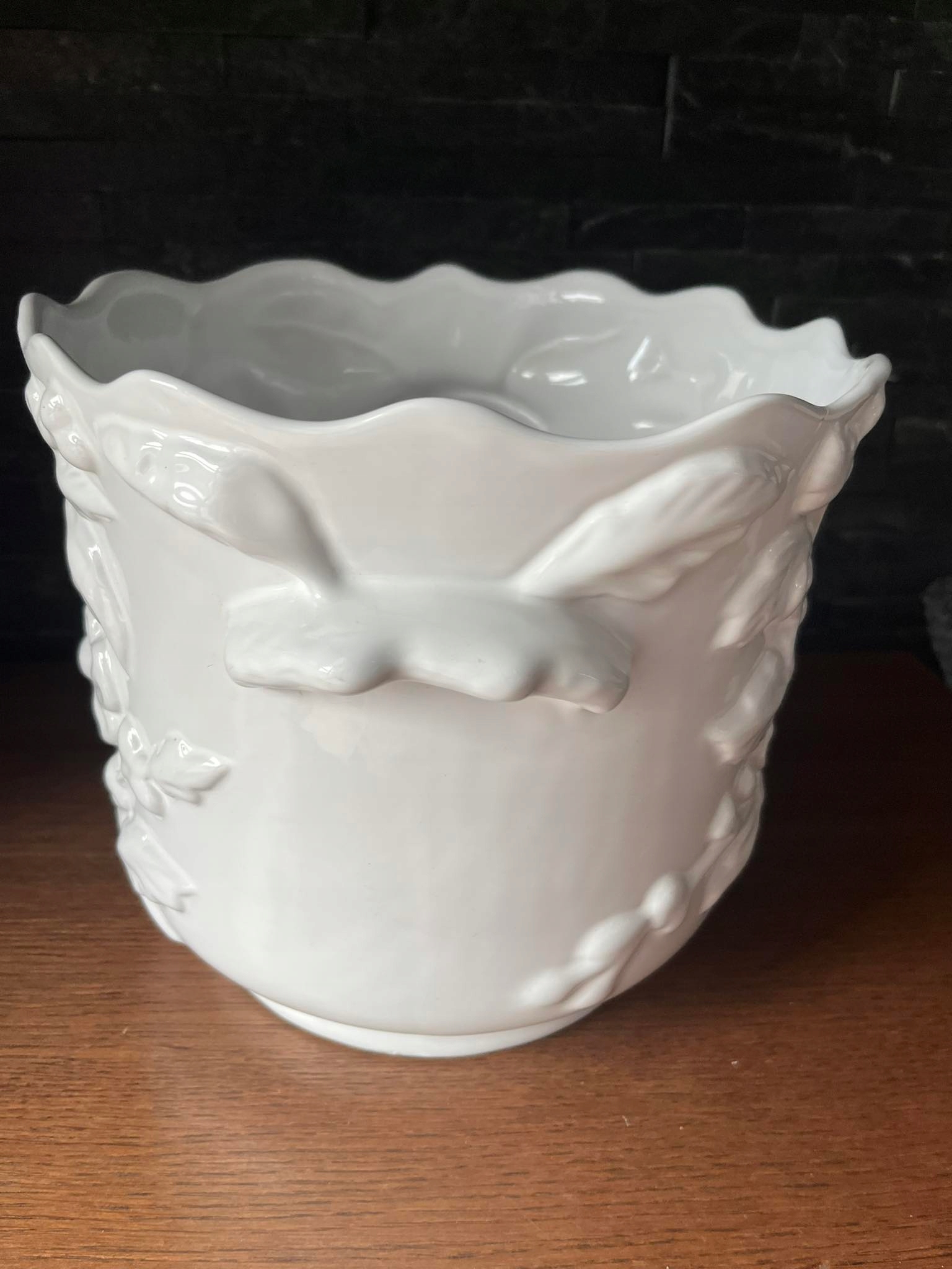 Duża biała donica porcelanowa kwiaty tłoczone 25x23 cm Materiał ceramika
