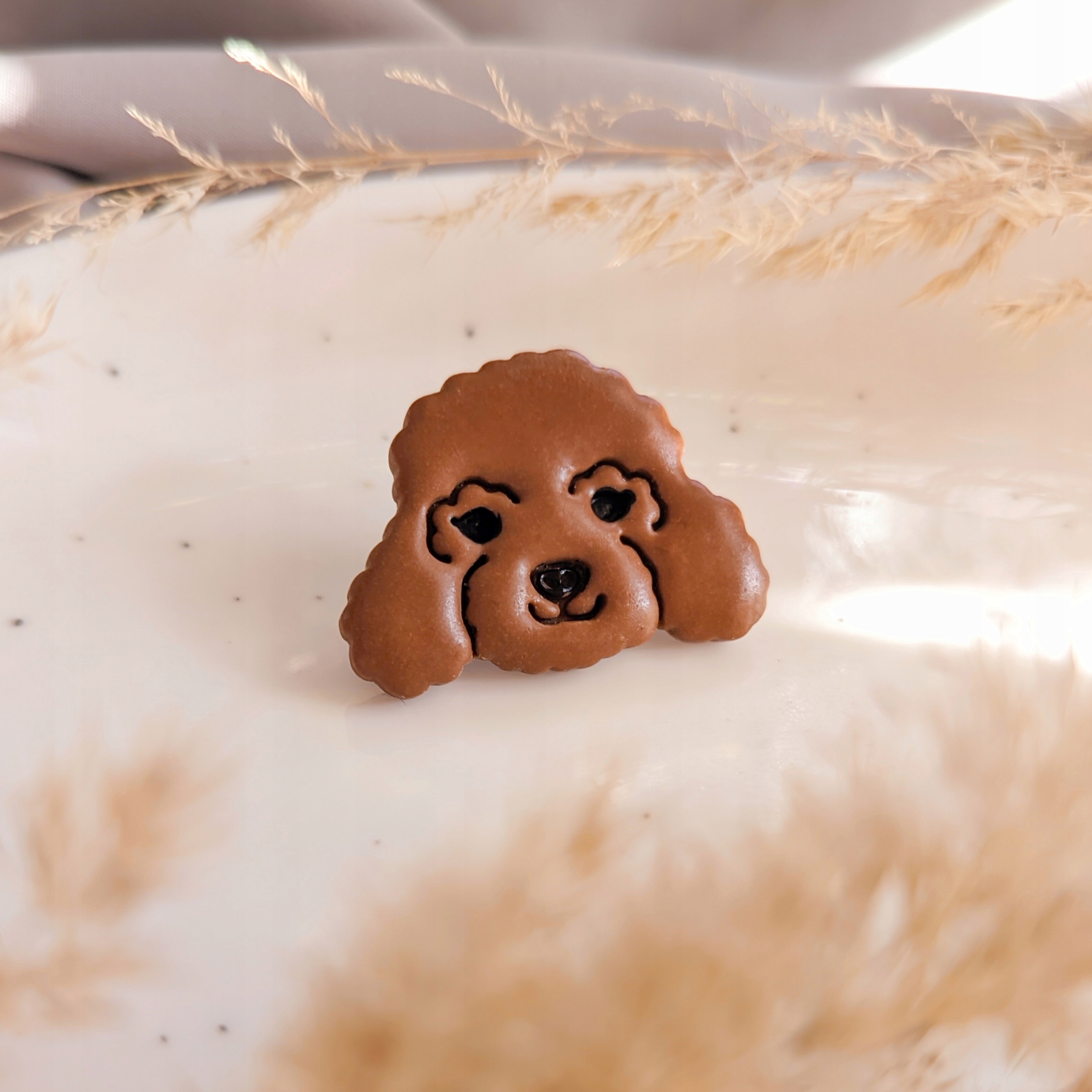 Pin připínáček s krabičkou brož s obrázkem pudla, pes pudl, boho