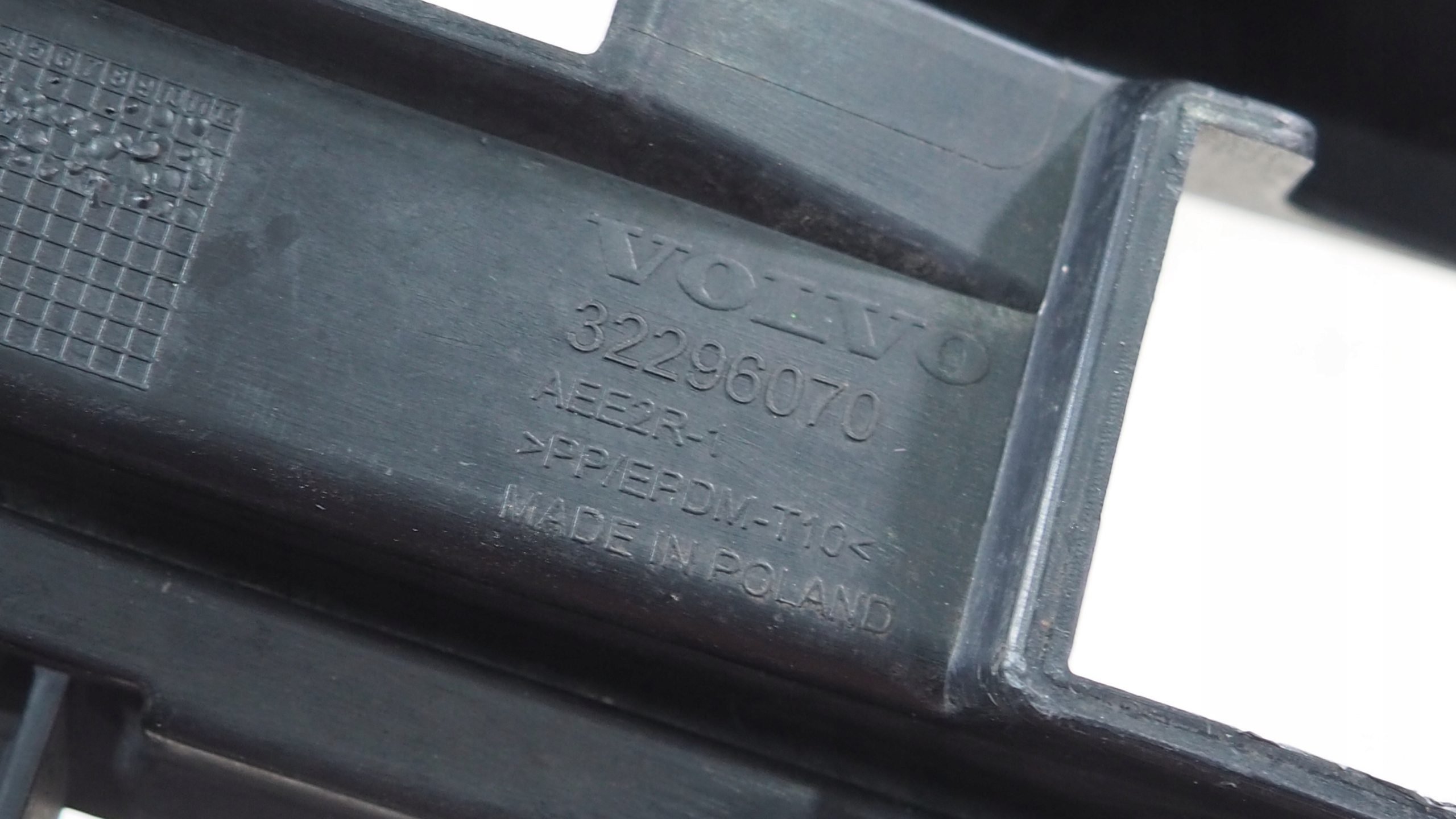 Volvo XC60 II central grid of a bumper front 32296070