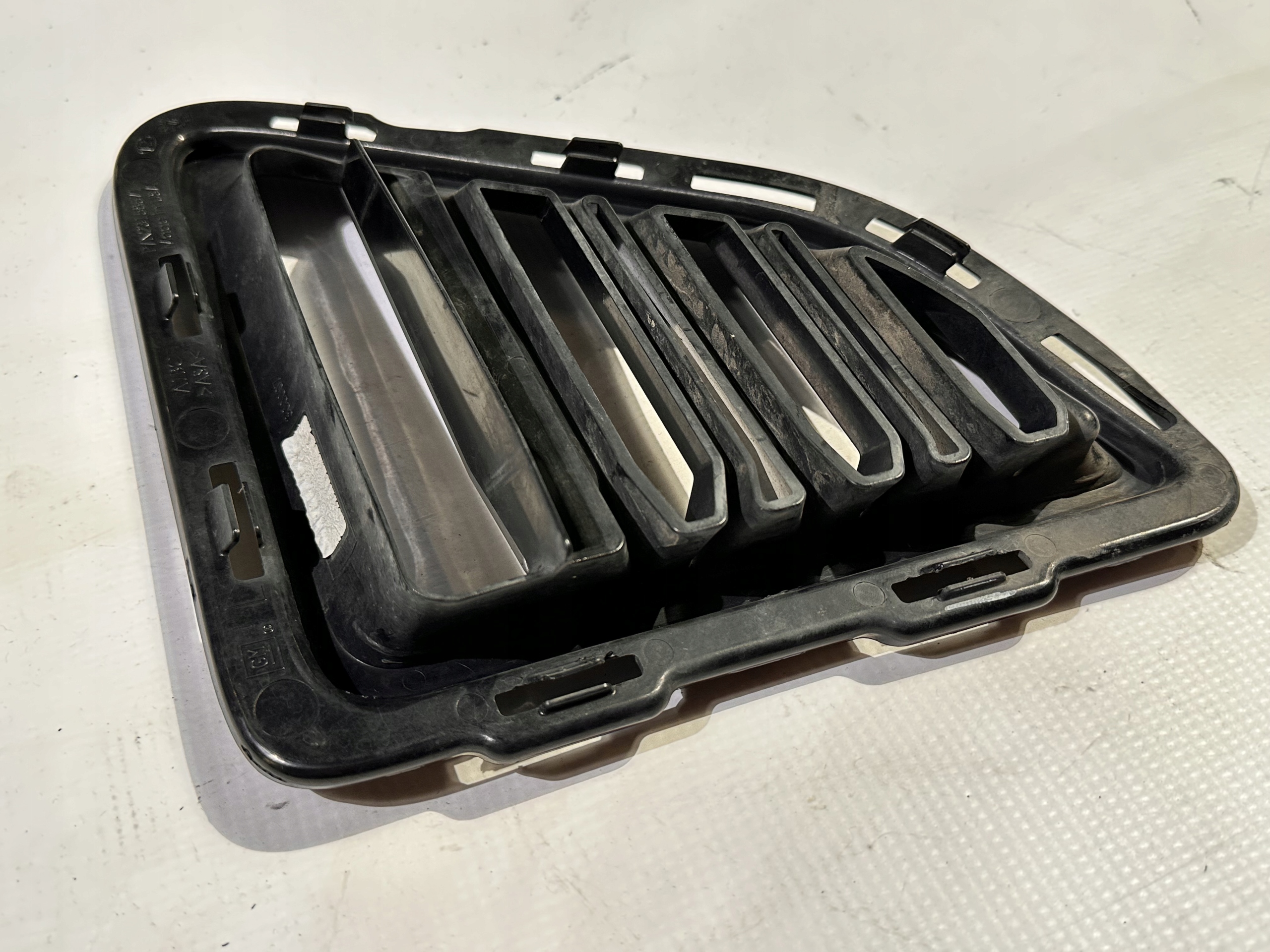 grid fog lights of a bumper front front left Chevrolet Camaro SS 2016+