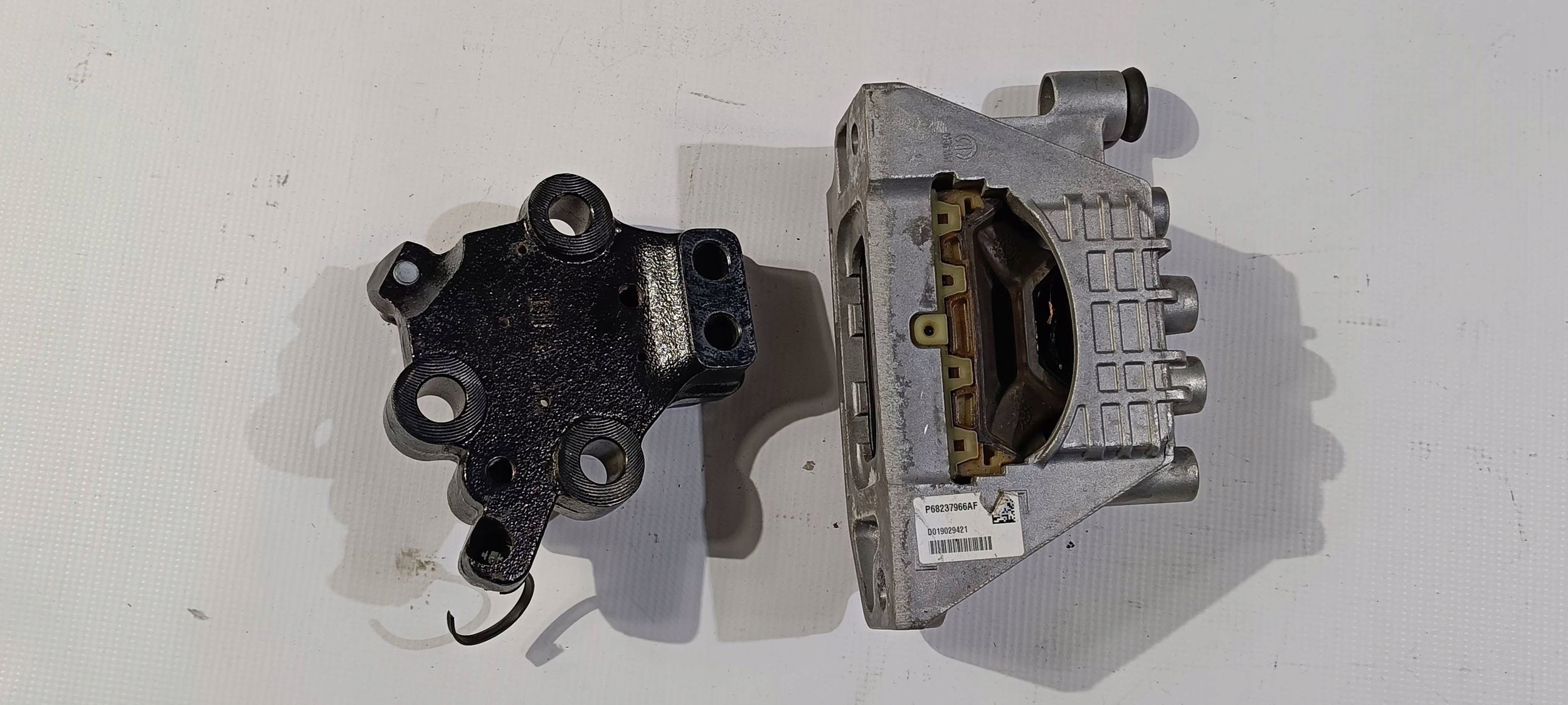 holder holder bracket engine mount Chrysler Pacifica Hybrid 2021
