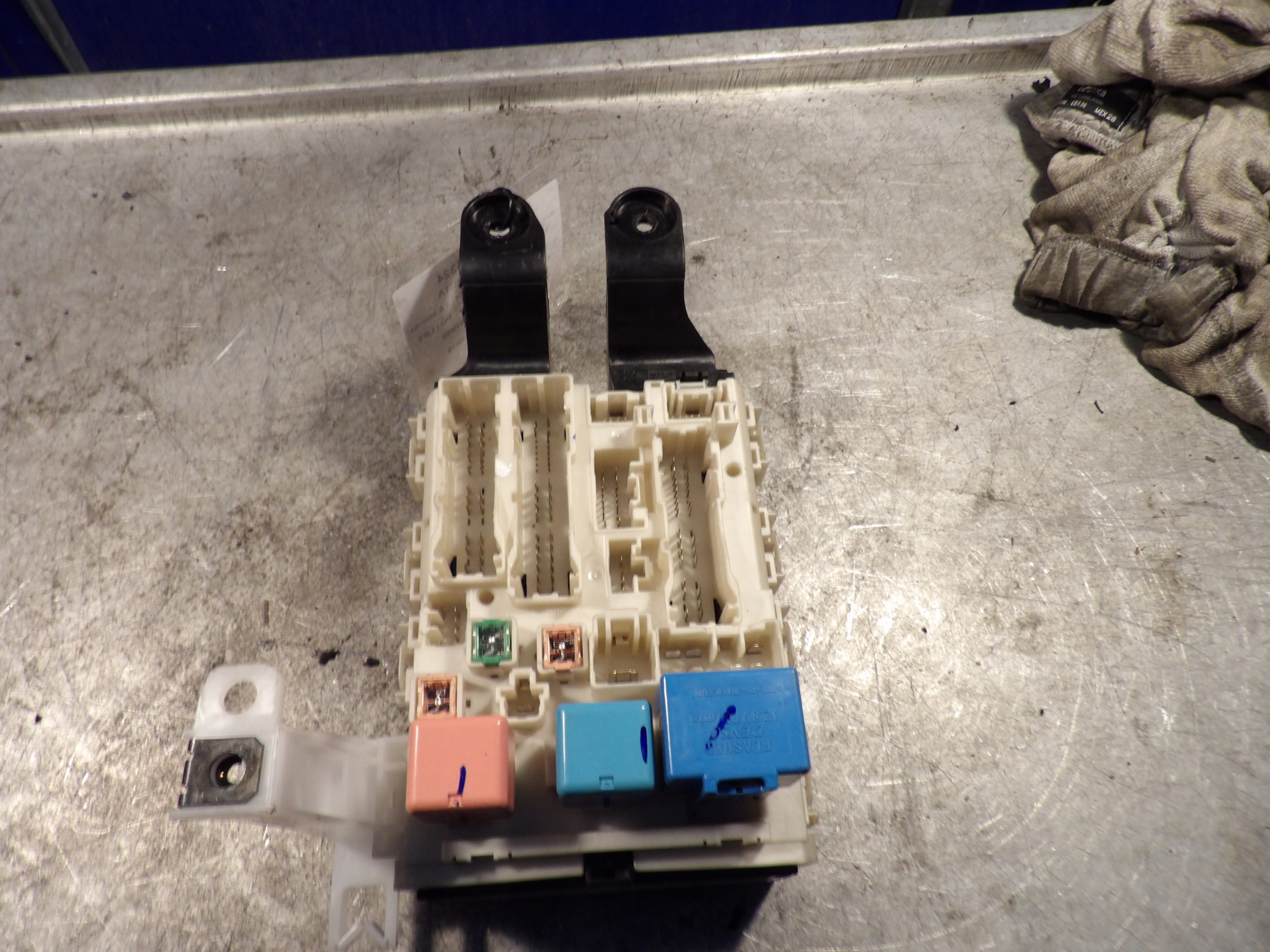 TOYOTA COROLLA E15 MODULE FUSIBLES 2110-10E19