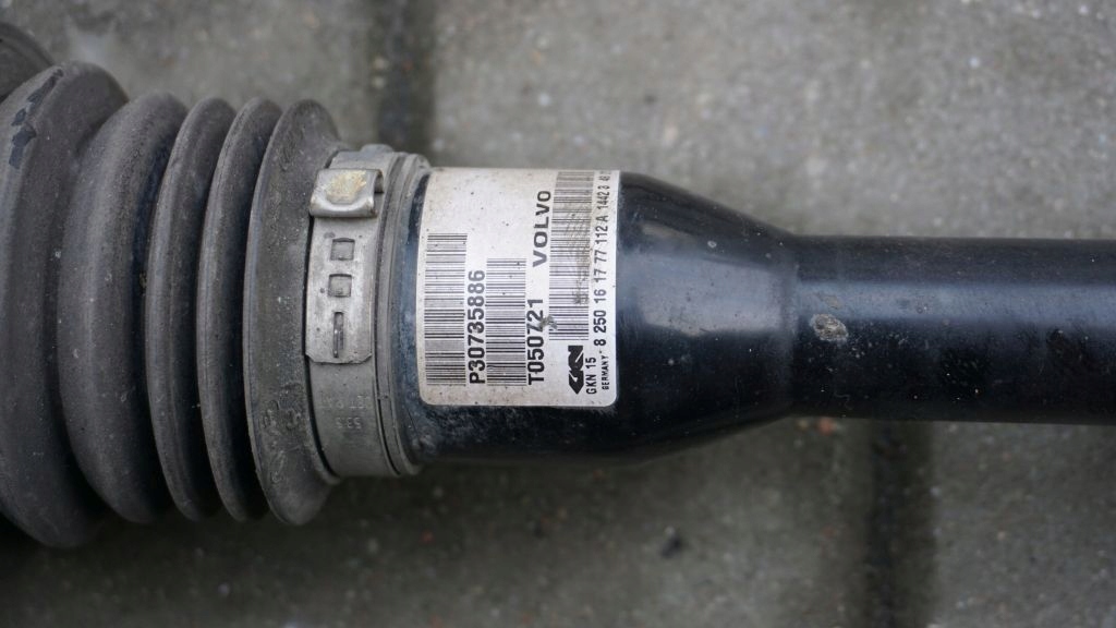 VOLVO XC90 2.4 D5 163KM - semi-axis right front AUTOMAT