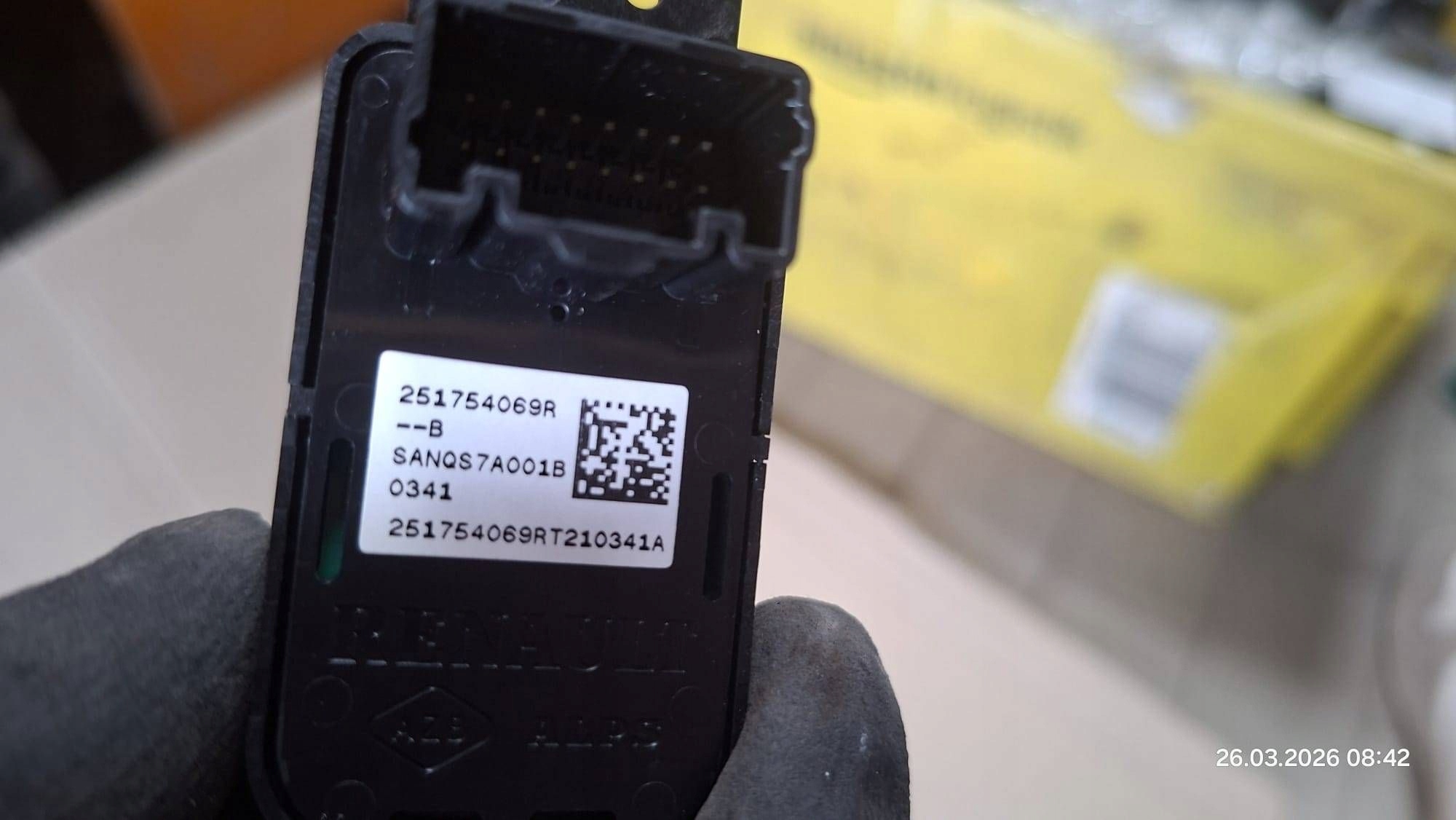 button electric brake Renault Arkana 251754069R
