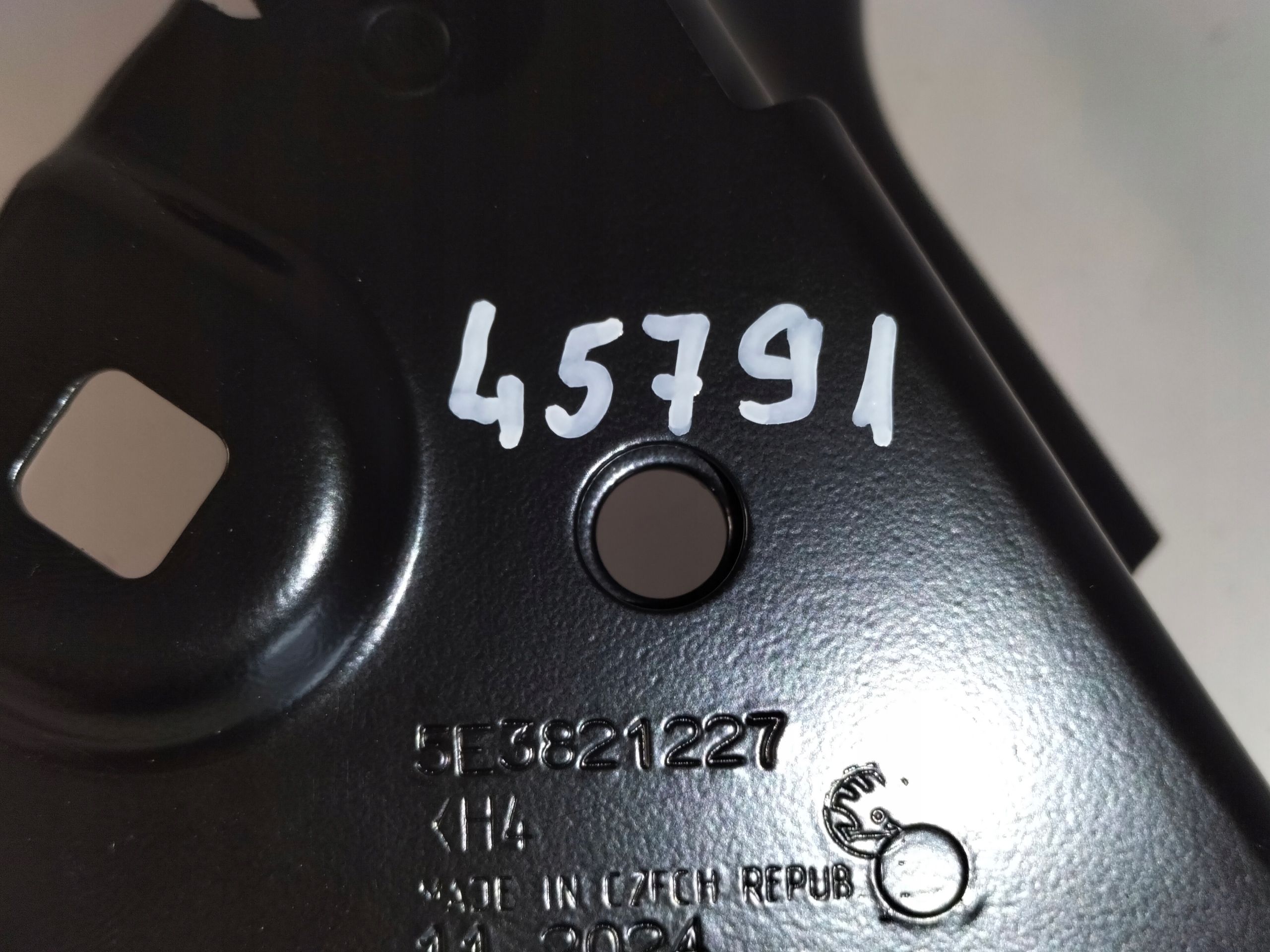 Console Support plaque Aile Avant Gauche SKODA OCTAVIA 4 IV 20