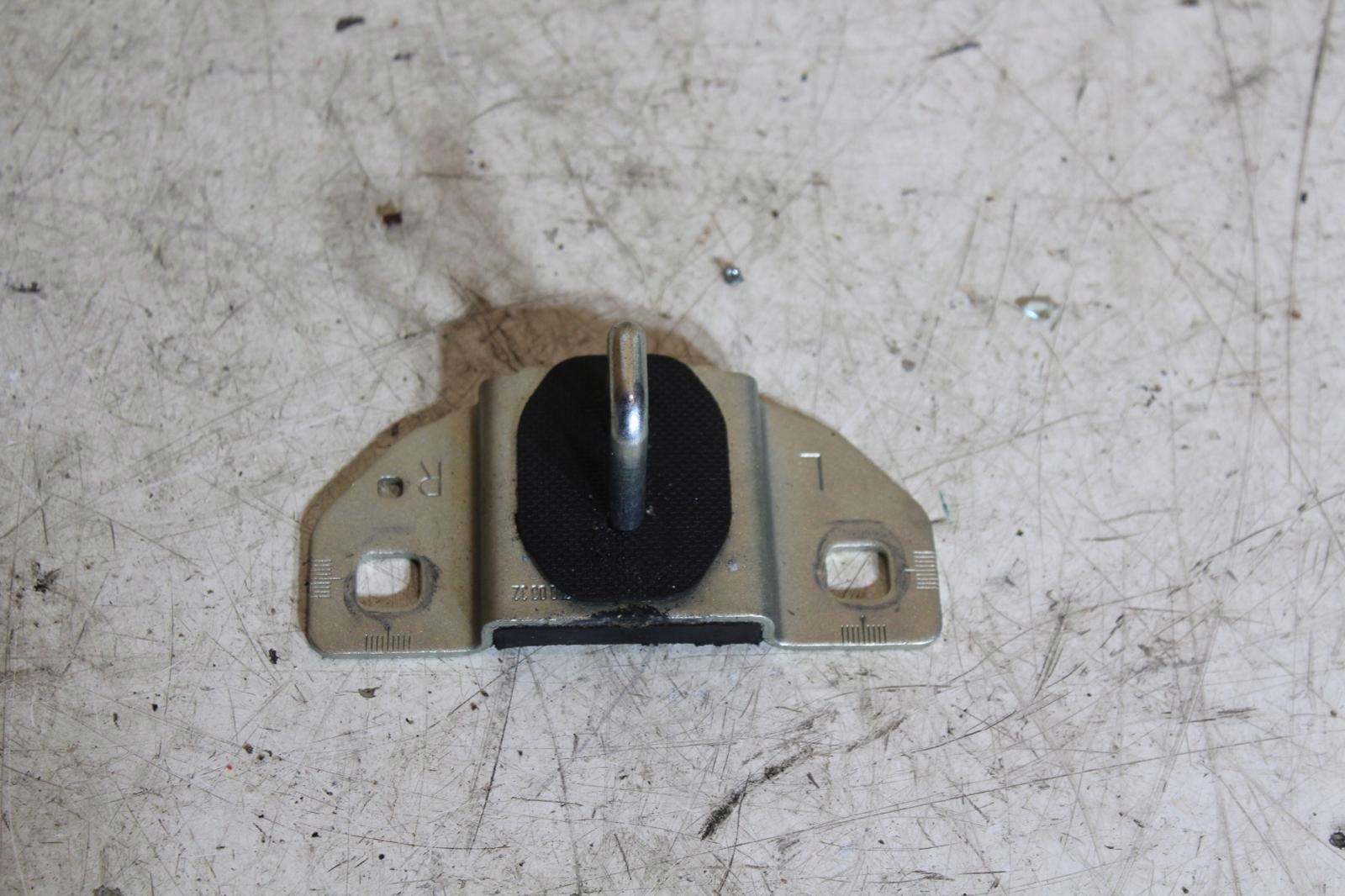 Rygiel zamka bagażnika Mercedes A KLASA W176 AMG A1667400032