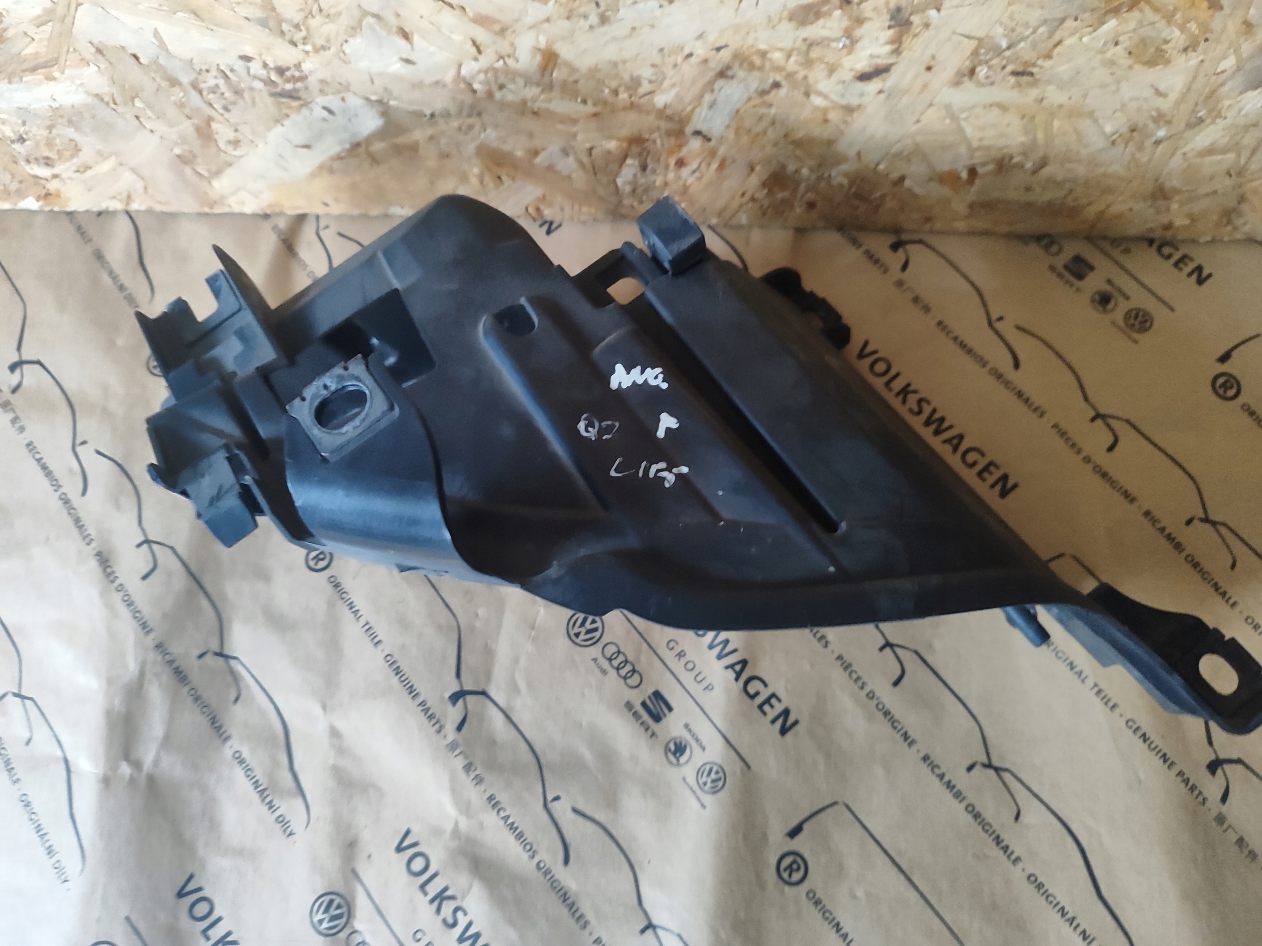 MOCOWANIE LAMPY KOSZ PRZÓD PRAWY AUDI Q7