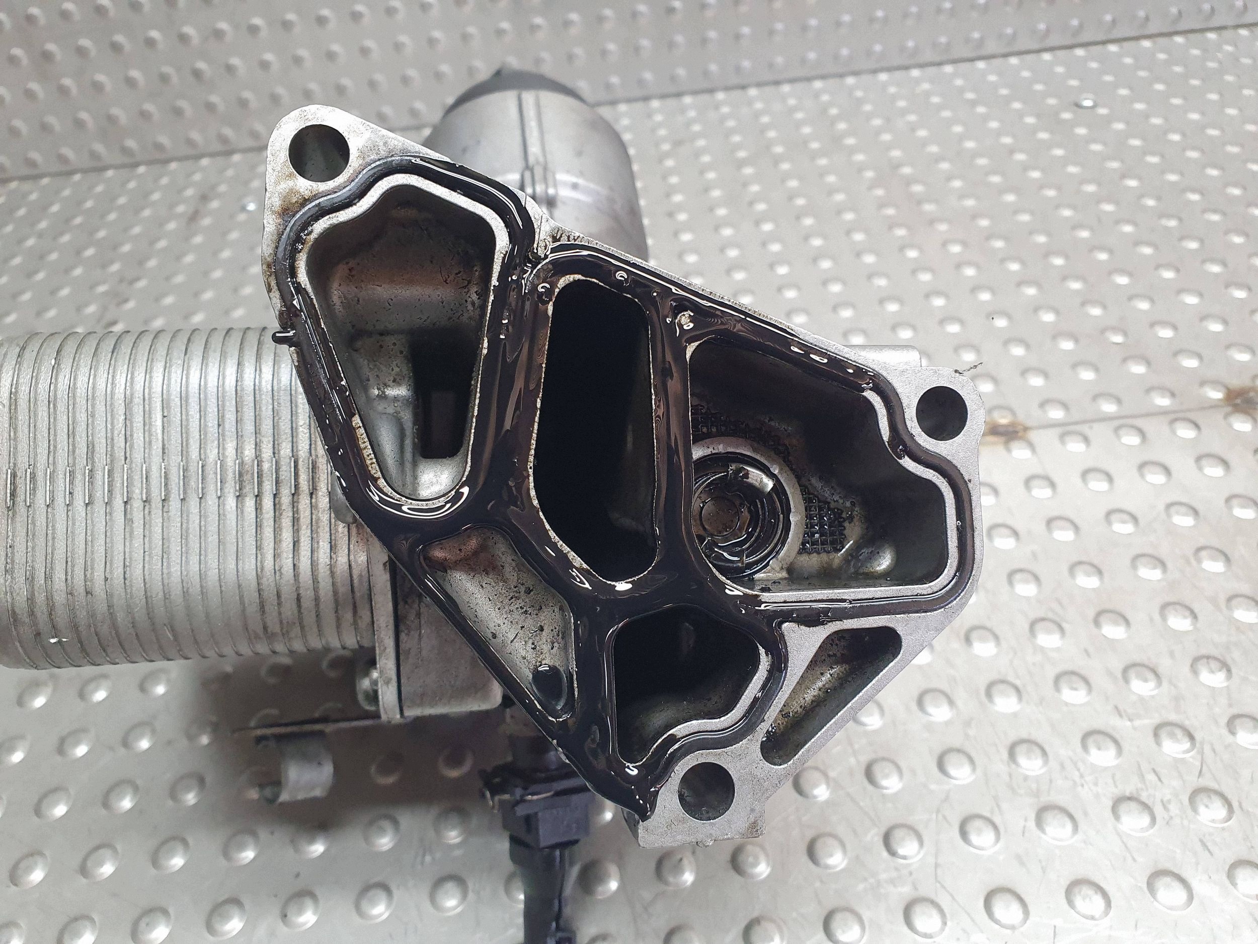 cover of a filter, oil 7788453 BMW E91 E90 E60 E61 X5 E70 E53 E65 3.0 D M57