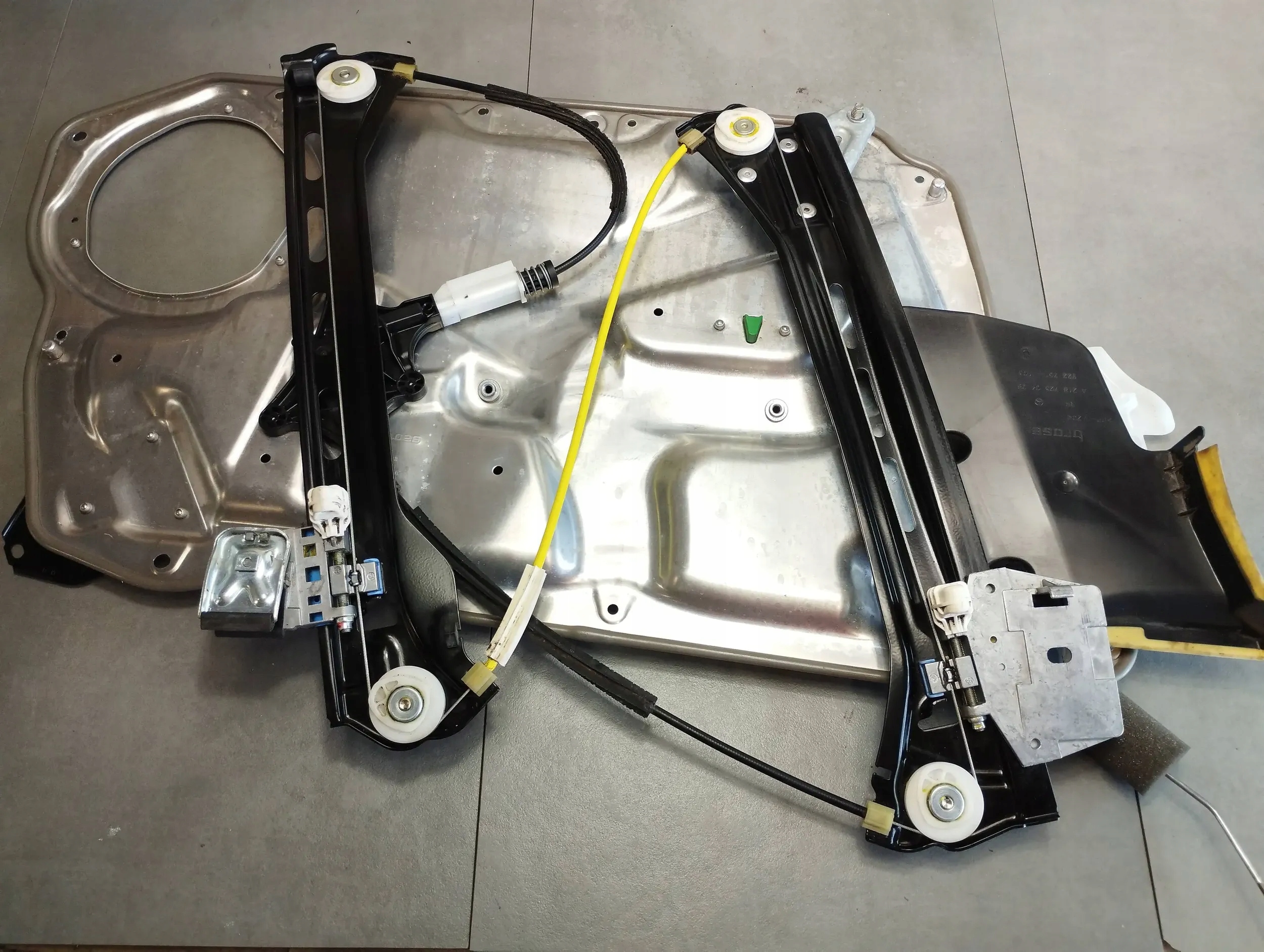 Mercedes-Benz CLS C218 mechanism windows right front A2187200279