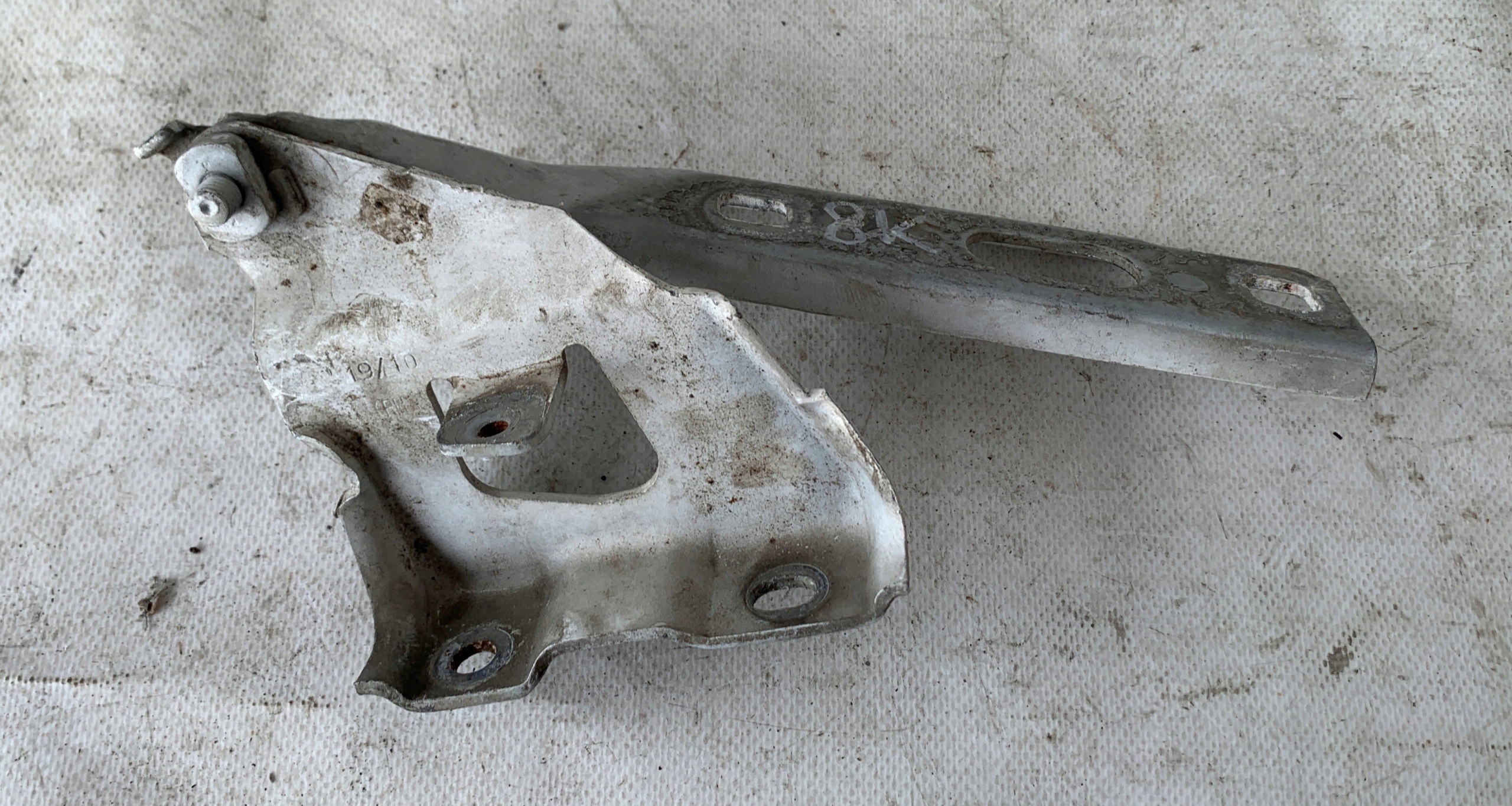 # hinge bonnets right AUDI A4 B8 8K0823302D