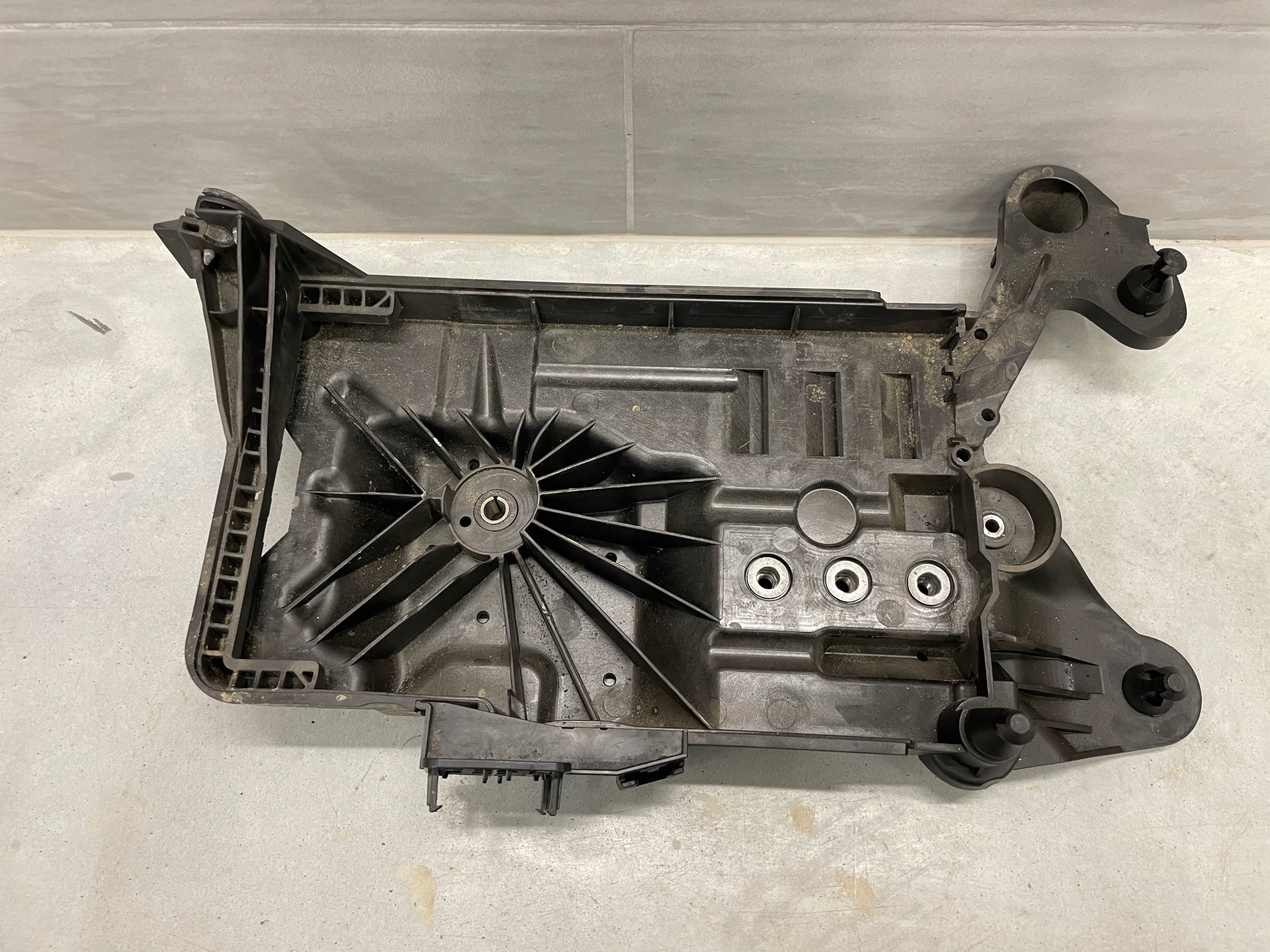 5WA915331 A3 - ПІДСТАВА БАТАРЕЇ ВВ АУДІ 5ВА915331